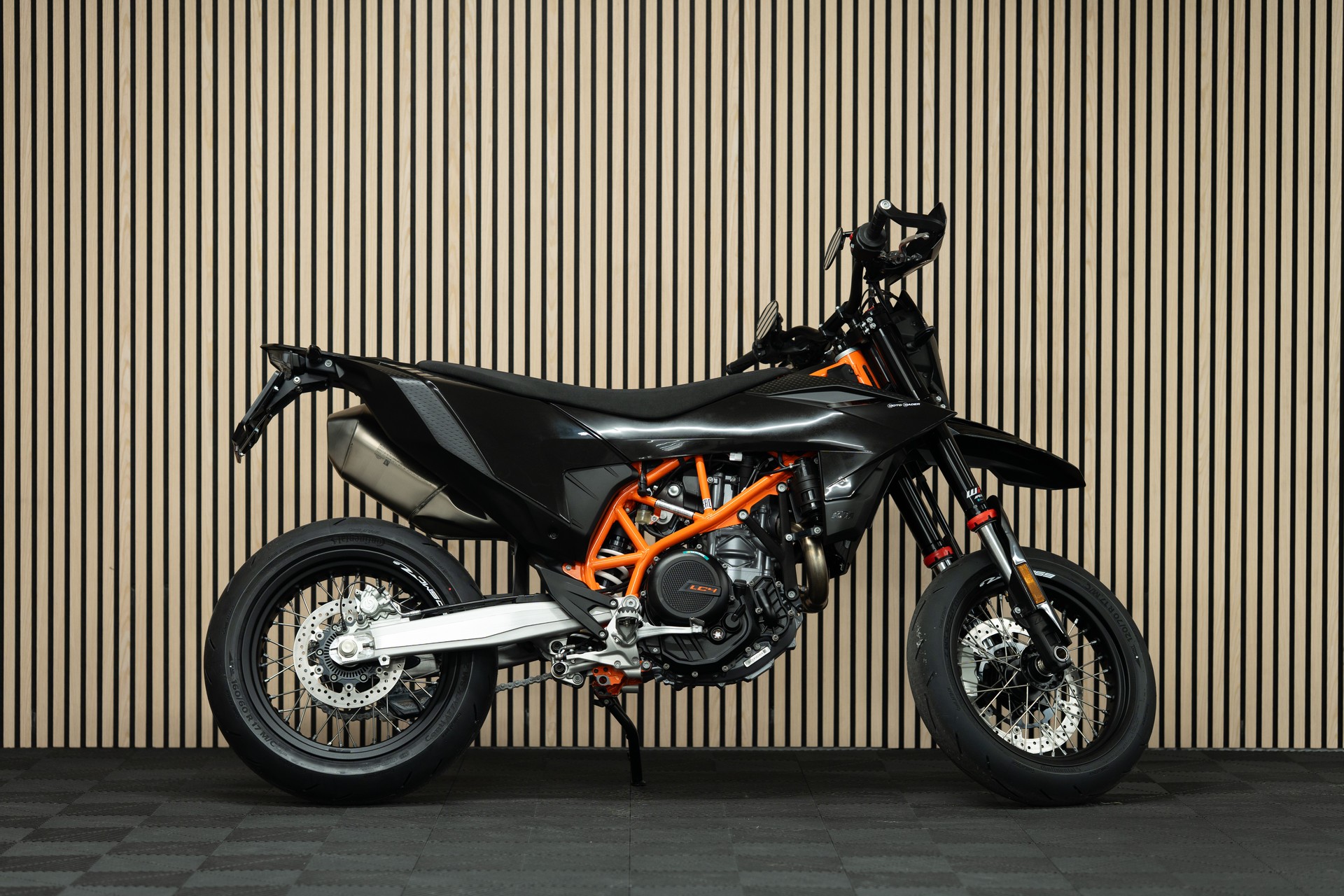 KTM 690 SMC R mit Kunststoffkit Schwarz, Ergo-Sitzbank, Kurzheck und SuMo-Spiegelumbau-image-0