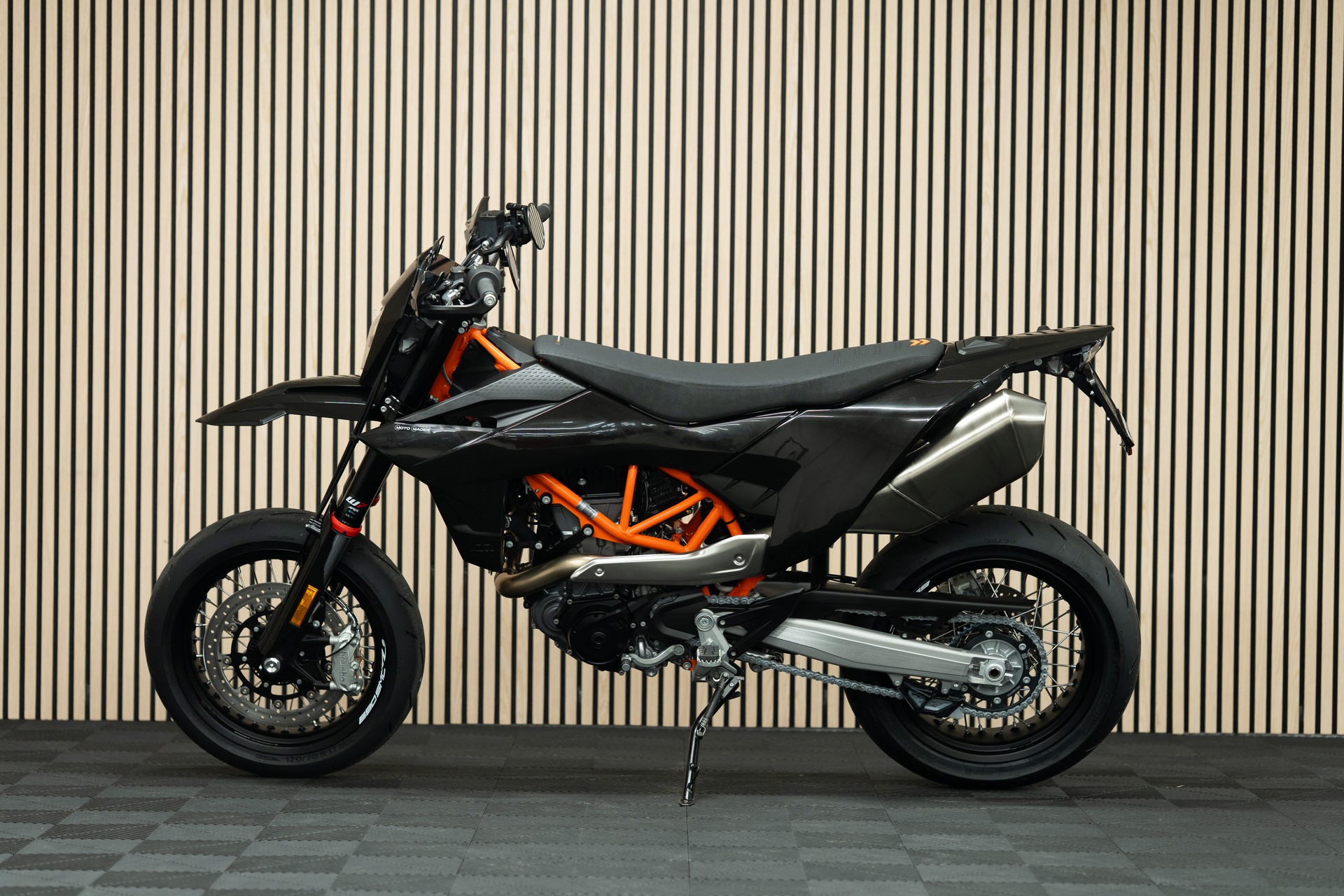 KTM 690 SMC R mit Kunststoffkit Schwarz, Ergo-Sitzbank, Kurzheck und SuMo-Spiegelumbau-image-1