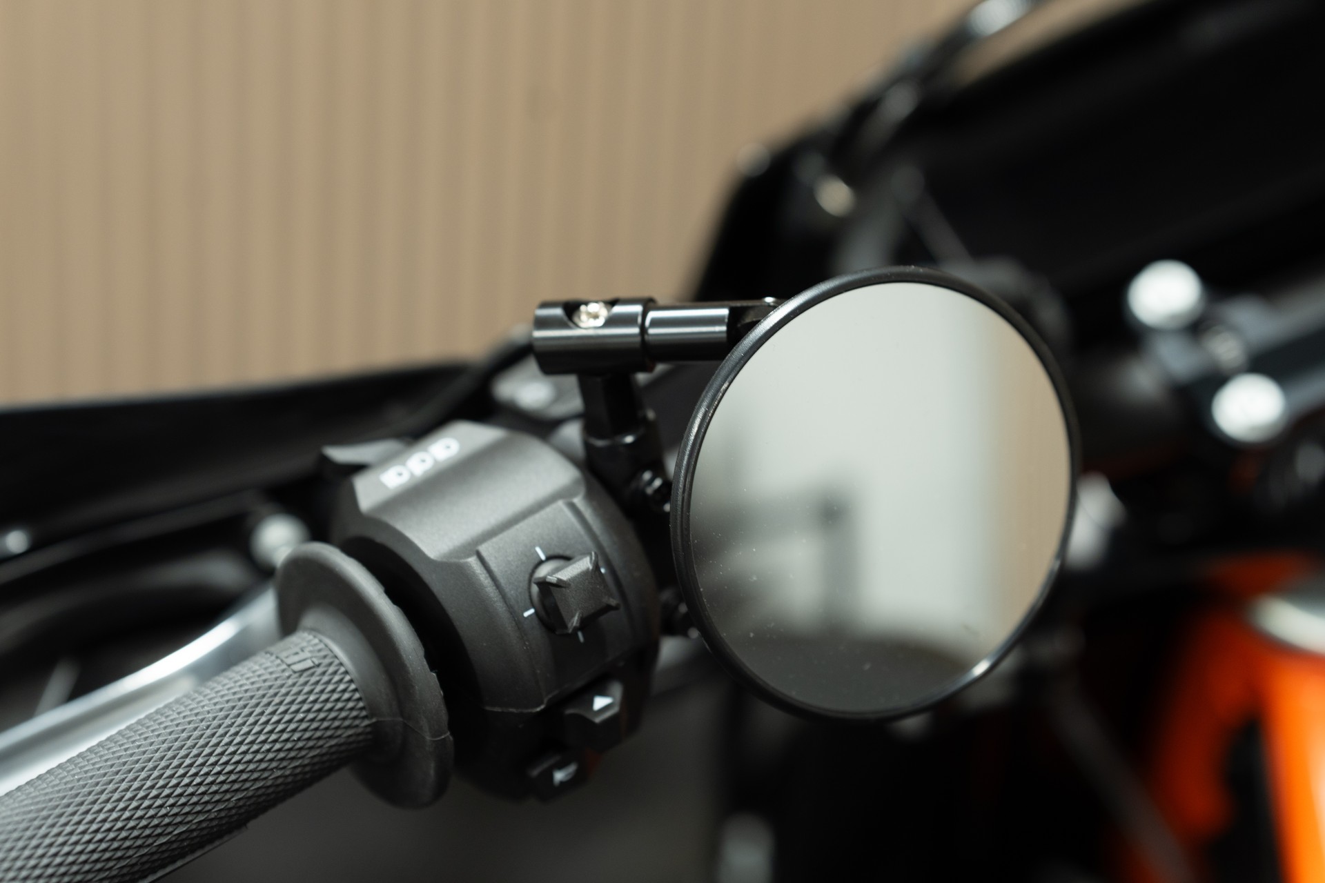 KTM 690 SMC R mit Kunststoffkit Schwarz, Ergo-Sitzbank, Kurzheck und SuMo-Spiegelumbau-image-3