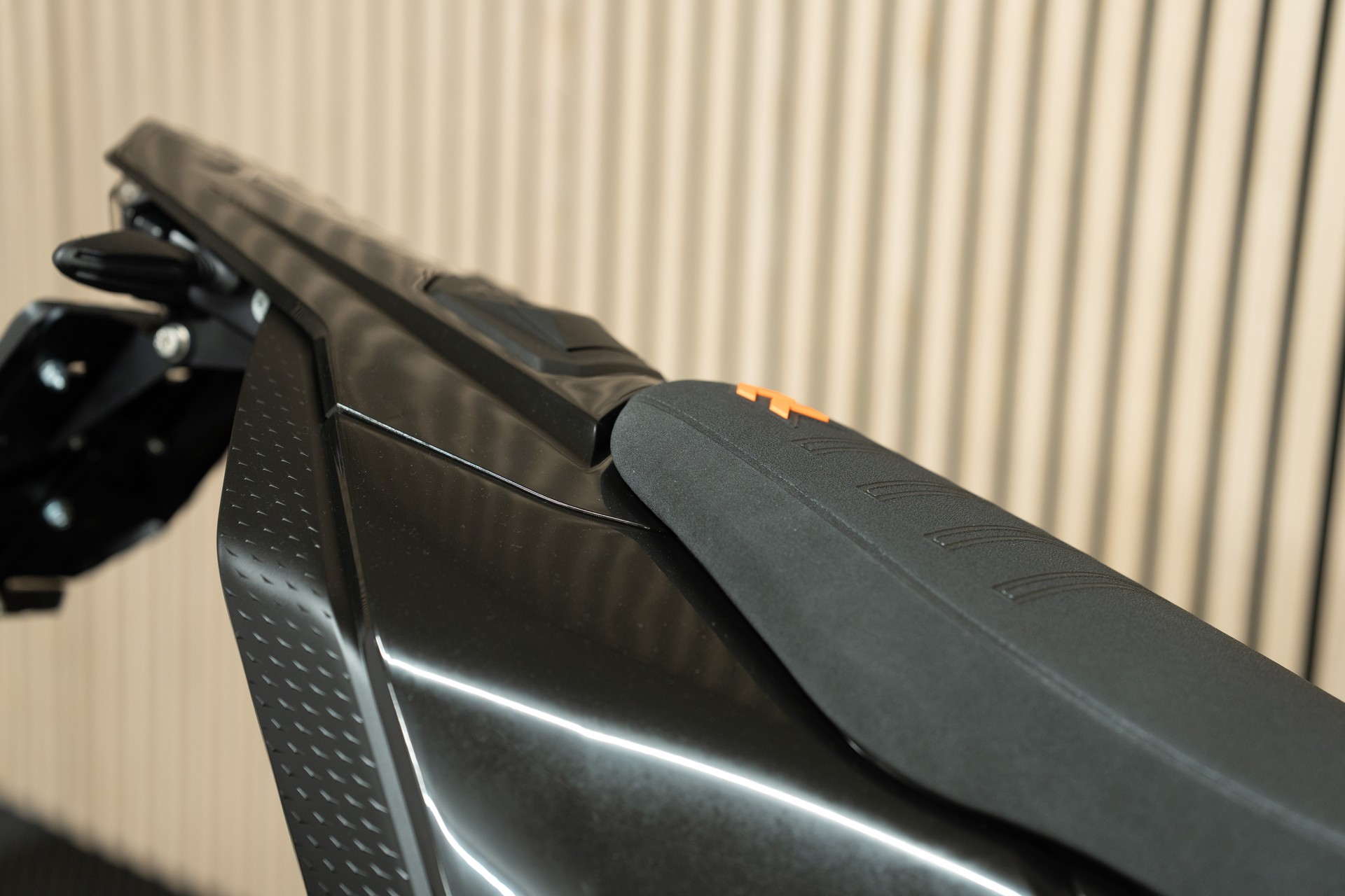 KTM 690 SMC R mit Kunststoffkit Schwarz, Ergo-Sitzbank, Kurzheck und SuMo-Spiegelumbau-image-4