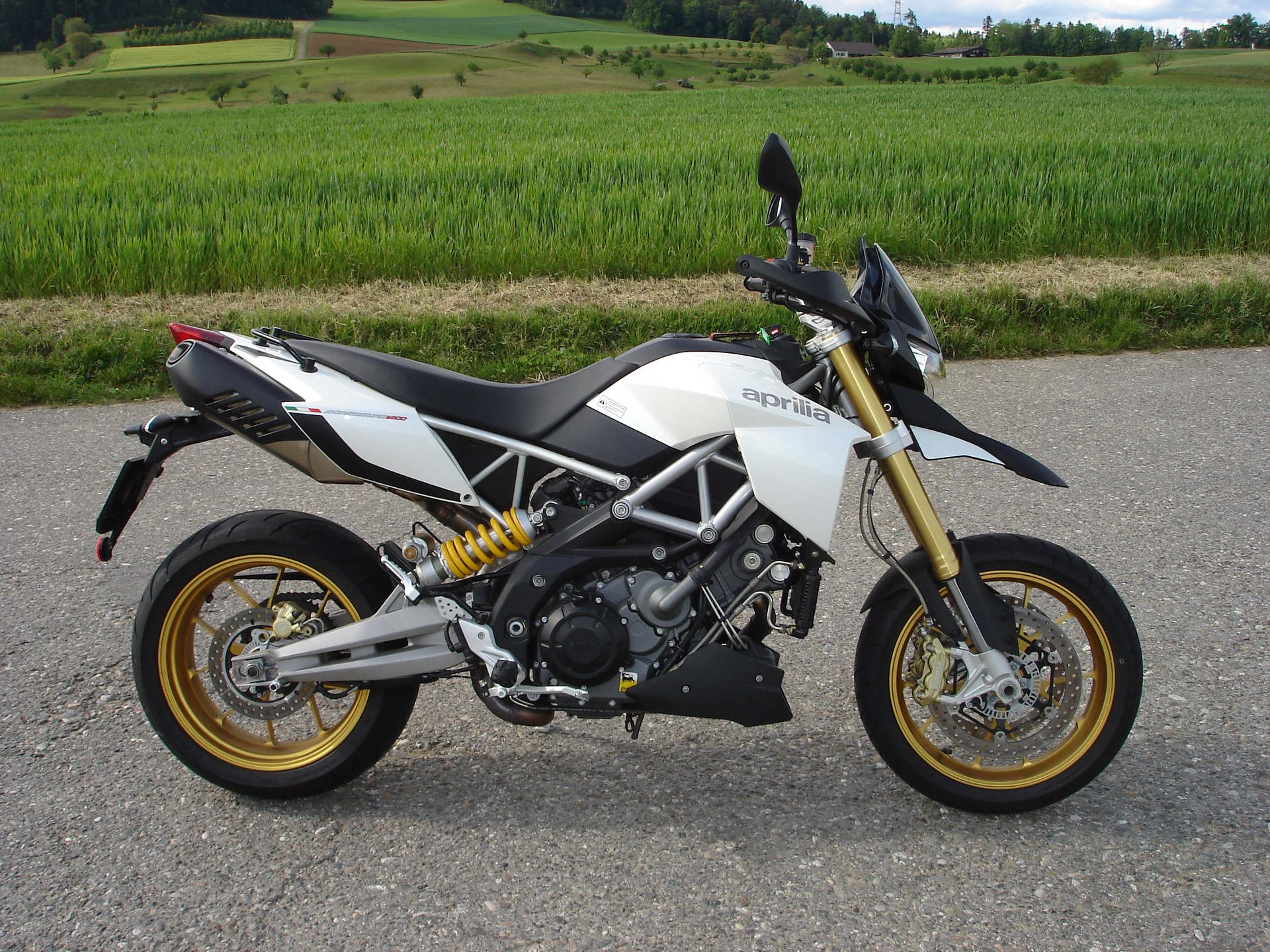APRILIA Dorsoduro 1200 ABS/TC-image-4