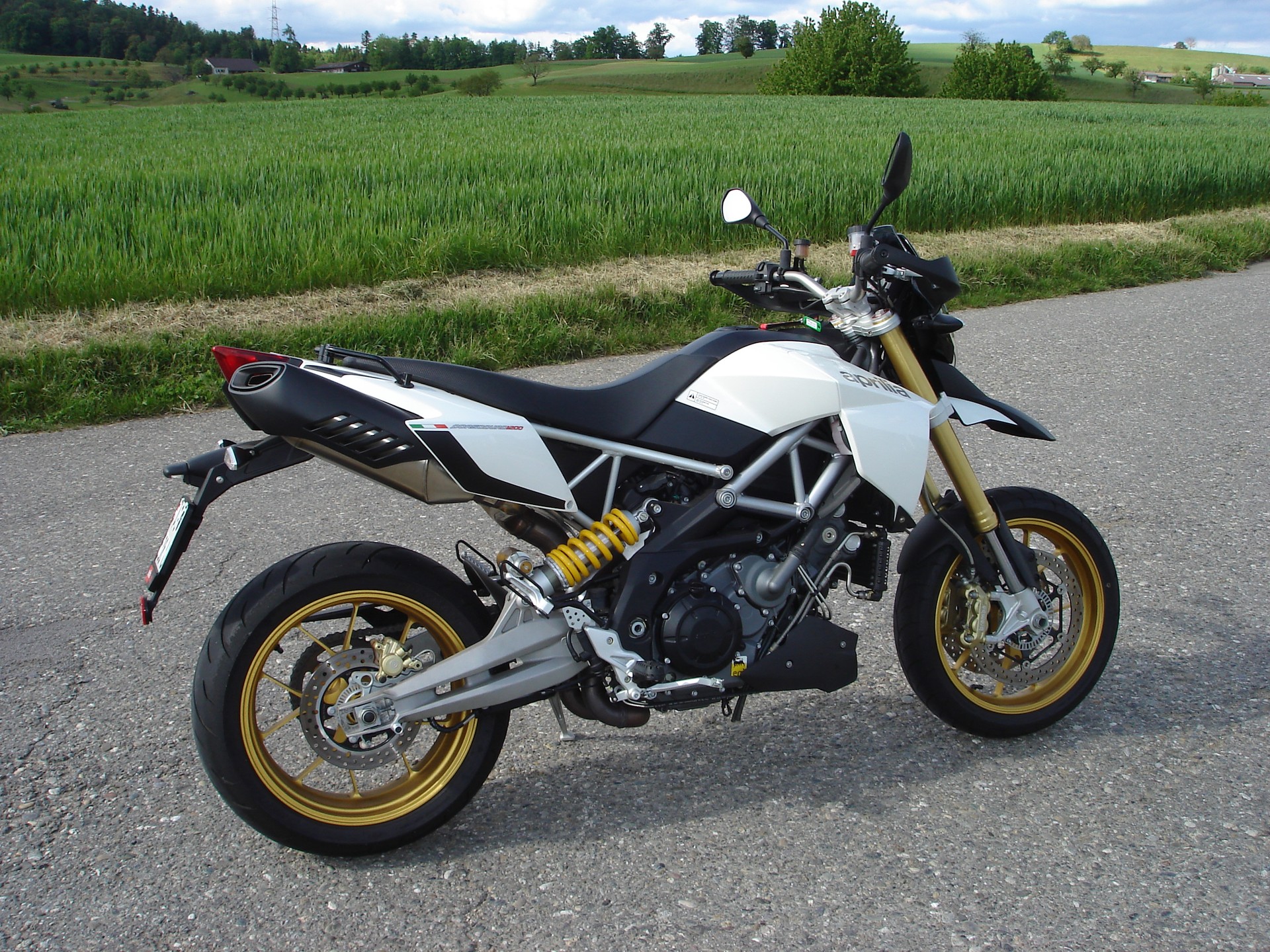 APRILIA Dorsoduro 1200 ABS/TC-image-2