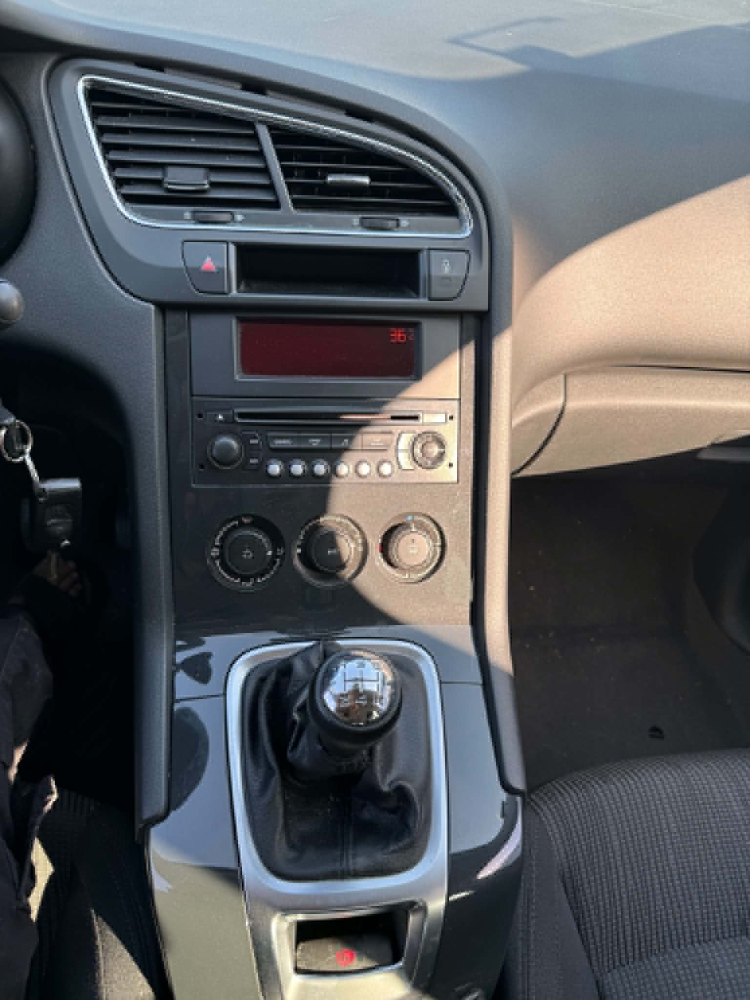 PEUGEOT 5008 1.6 16V VTI Business-image-11