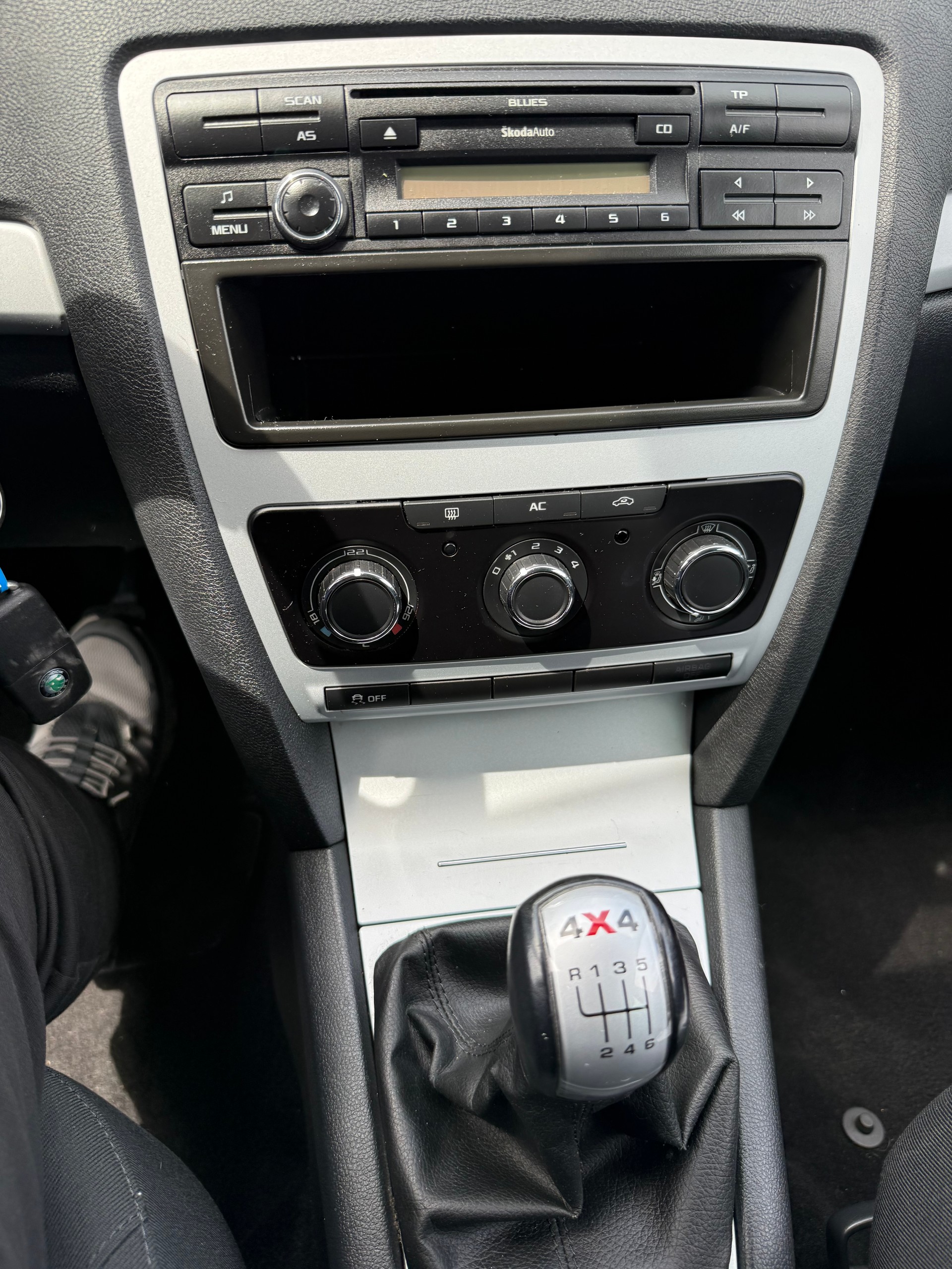 SKODA Octavia Combi 1.6 TDI Swiss Adventure 4x4-image-10