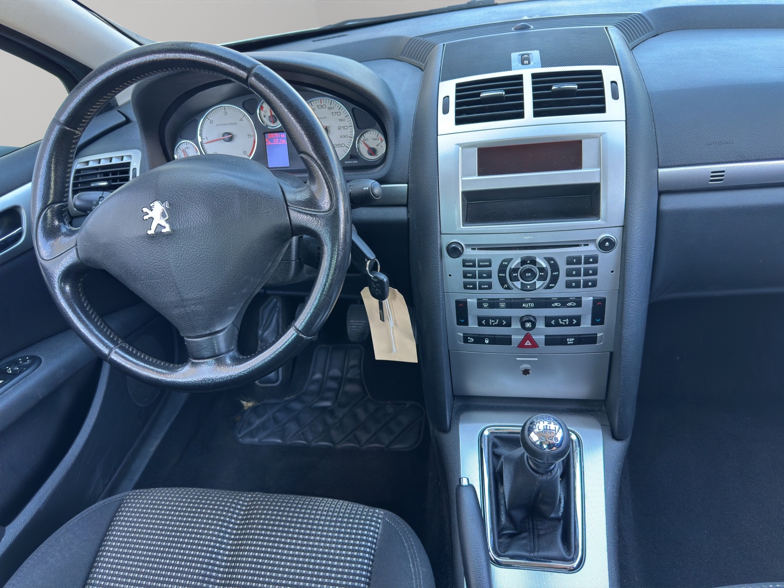 PEUGEOT 407 2.2 HDI Platinium Edition-image-10