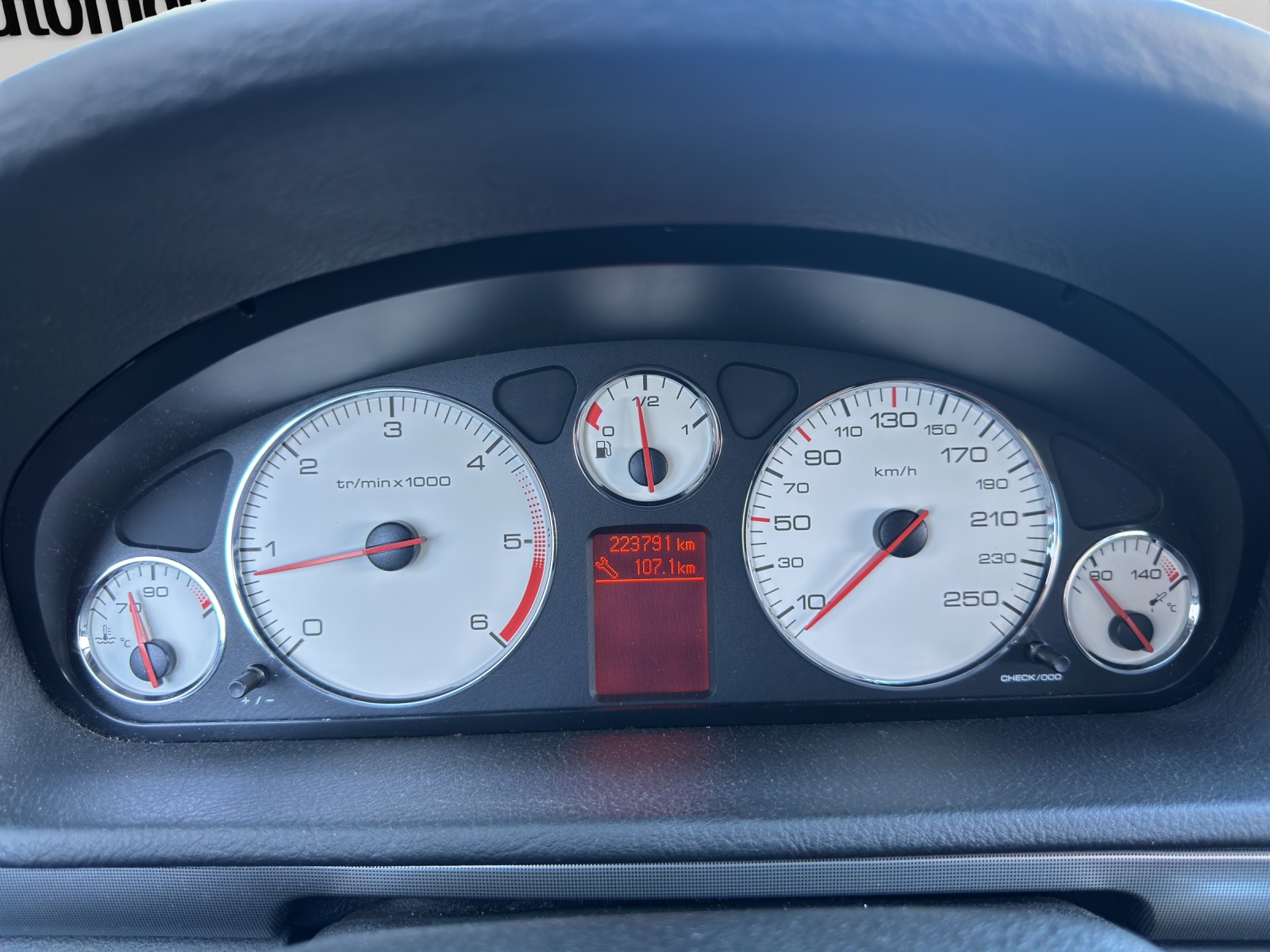 PEUGEOT 407 2.2 HDI Platinium Edition-image-18