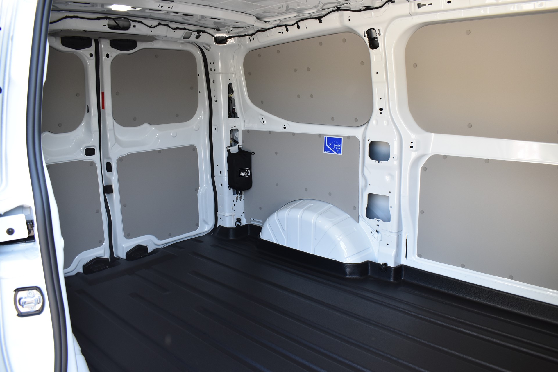FORD E-Transit C Van 320 L1 Trend 83kWh-image-4