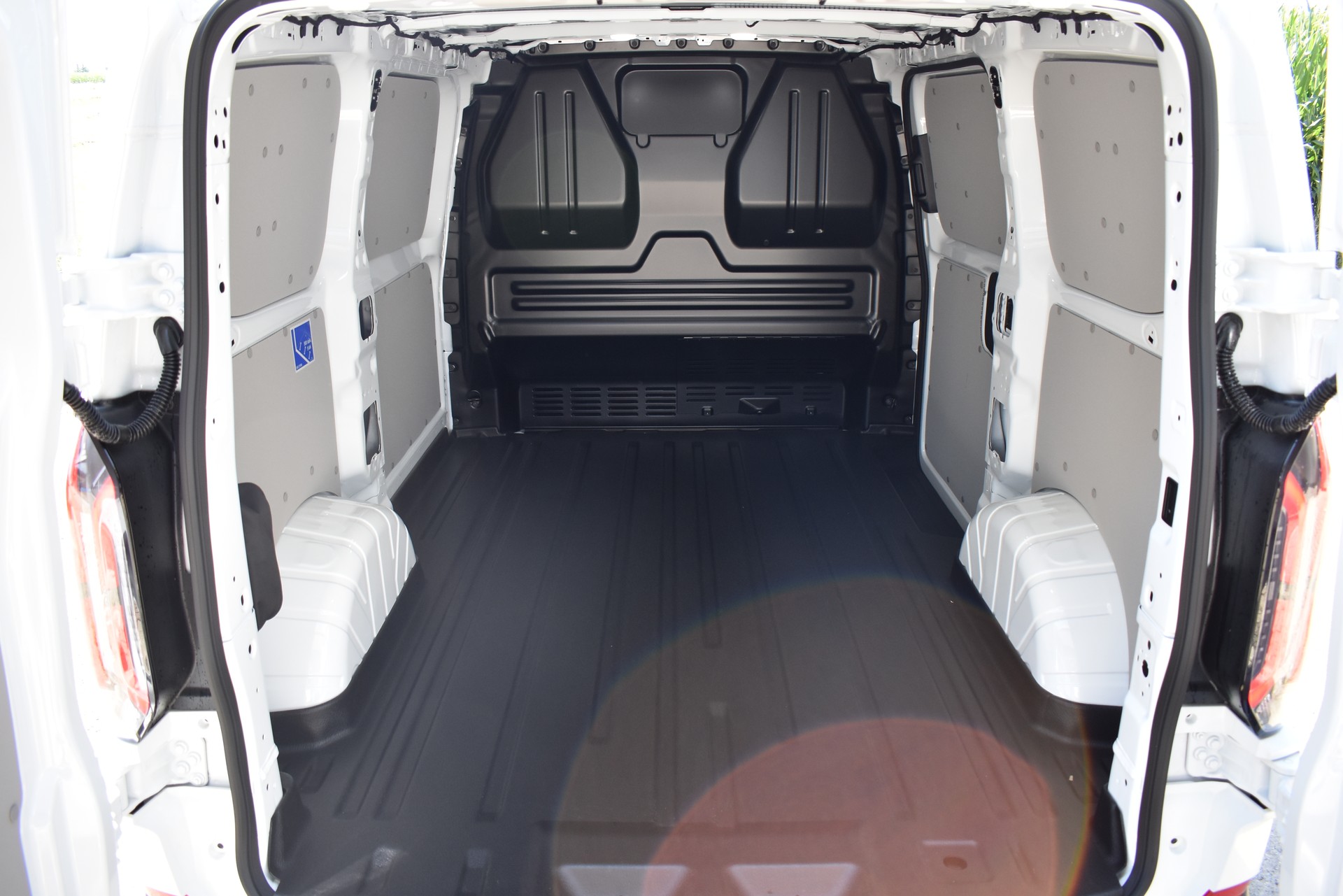 FORD E-Transit C Van 320 L1 Trend 83kWh-image-8