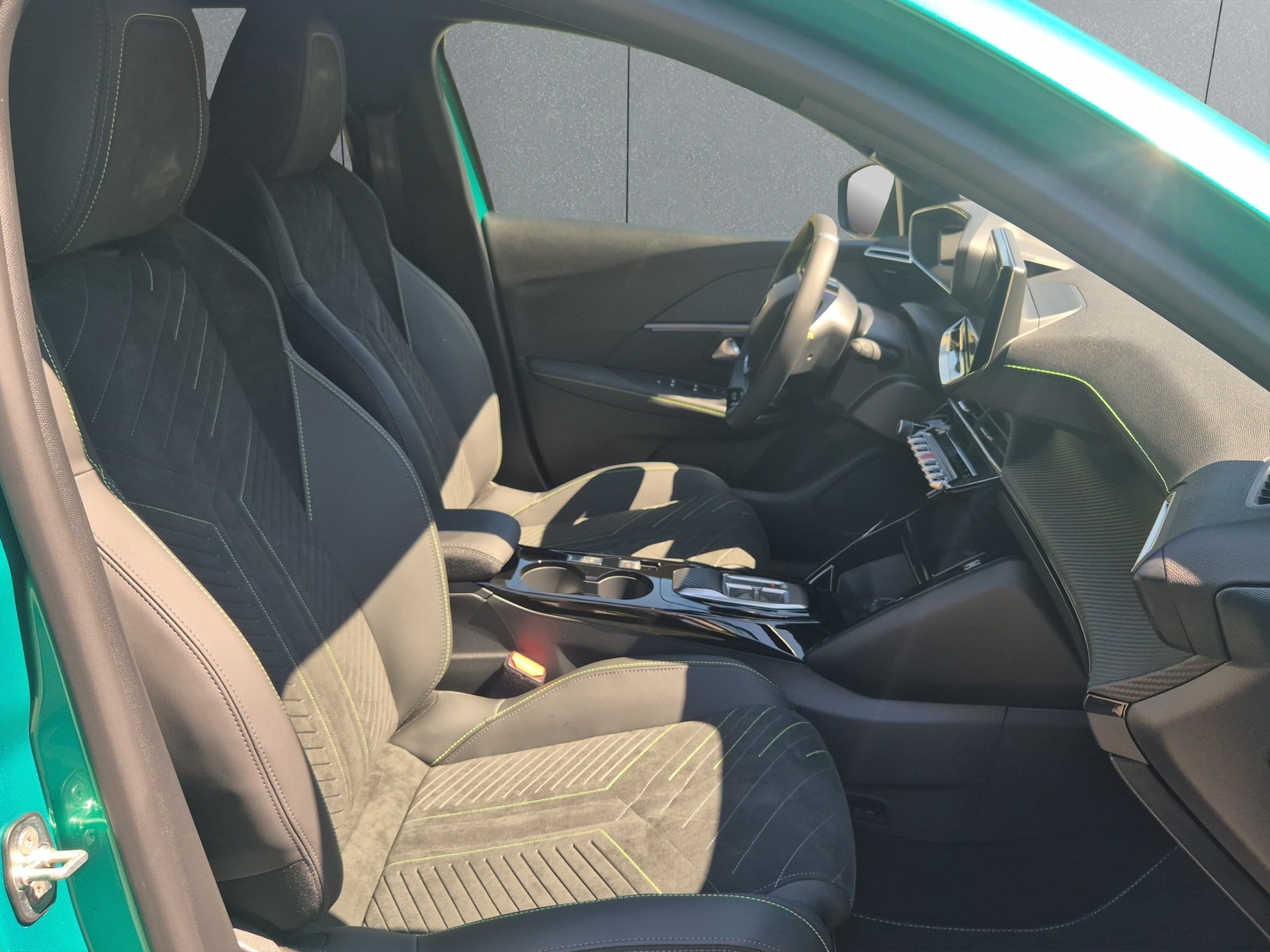 PEUGEOT 208 1.2 Hybrid 145 GT Exclusive-image-14