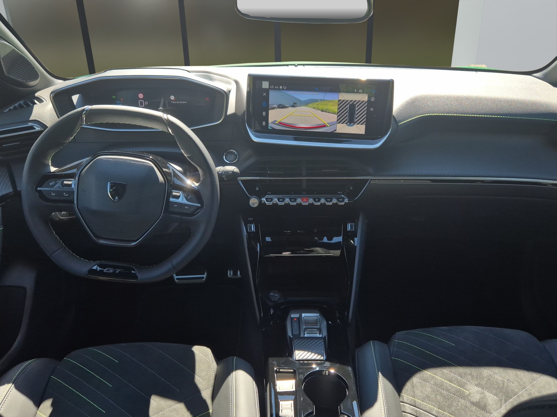 PEUGEOT 208 1.2 Hybrid 145 GT Exclusive-image-11