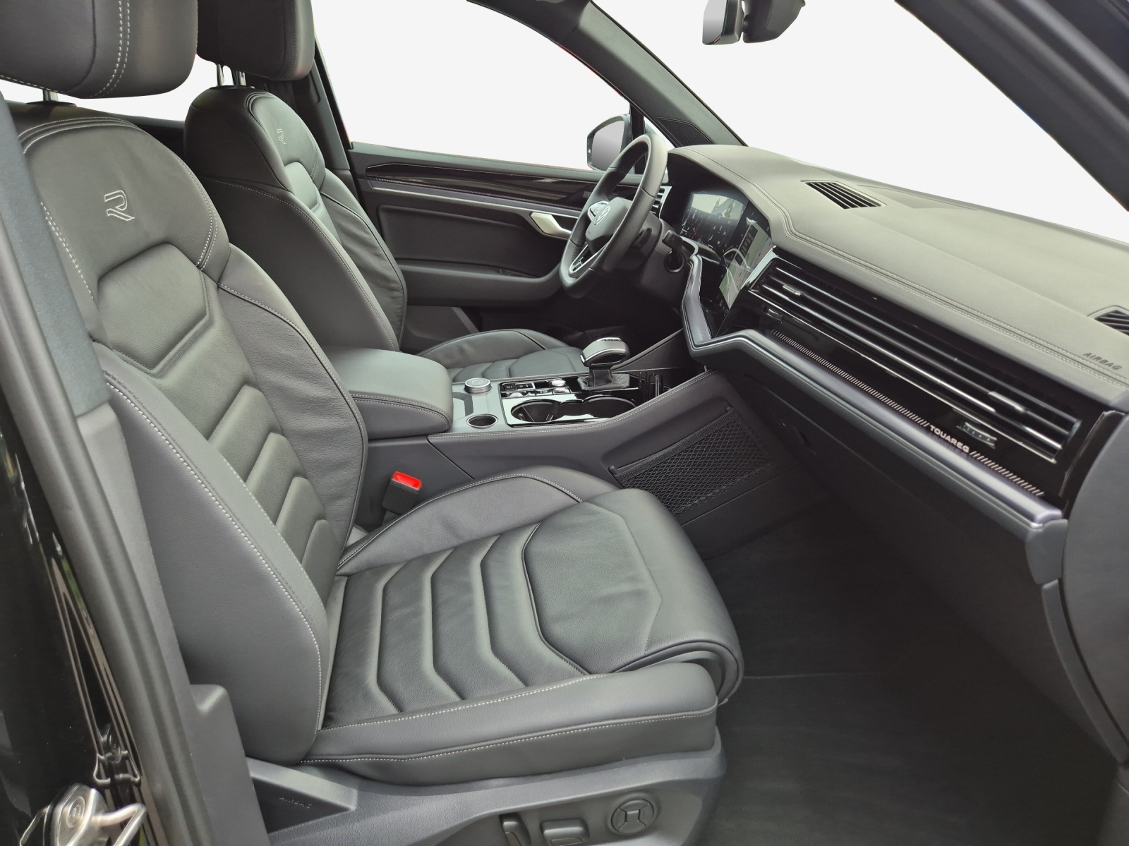 VW Touareg 3.0 TDI R-Line Tiptronic-image-14