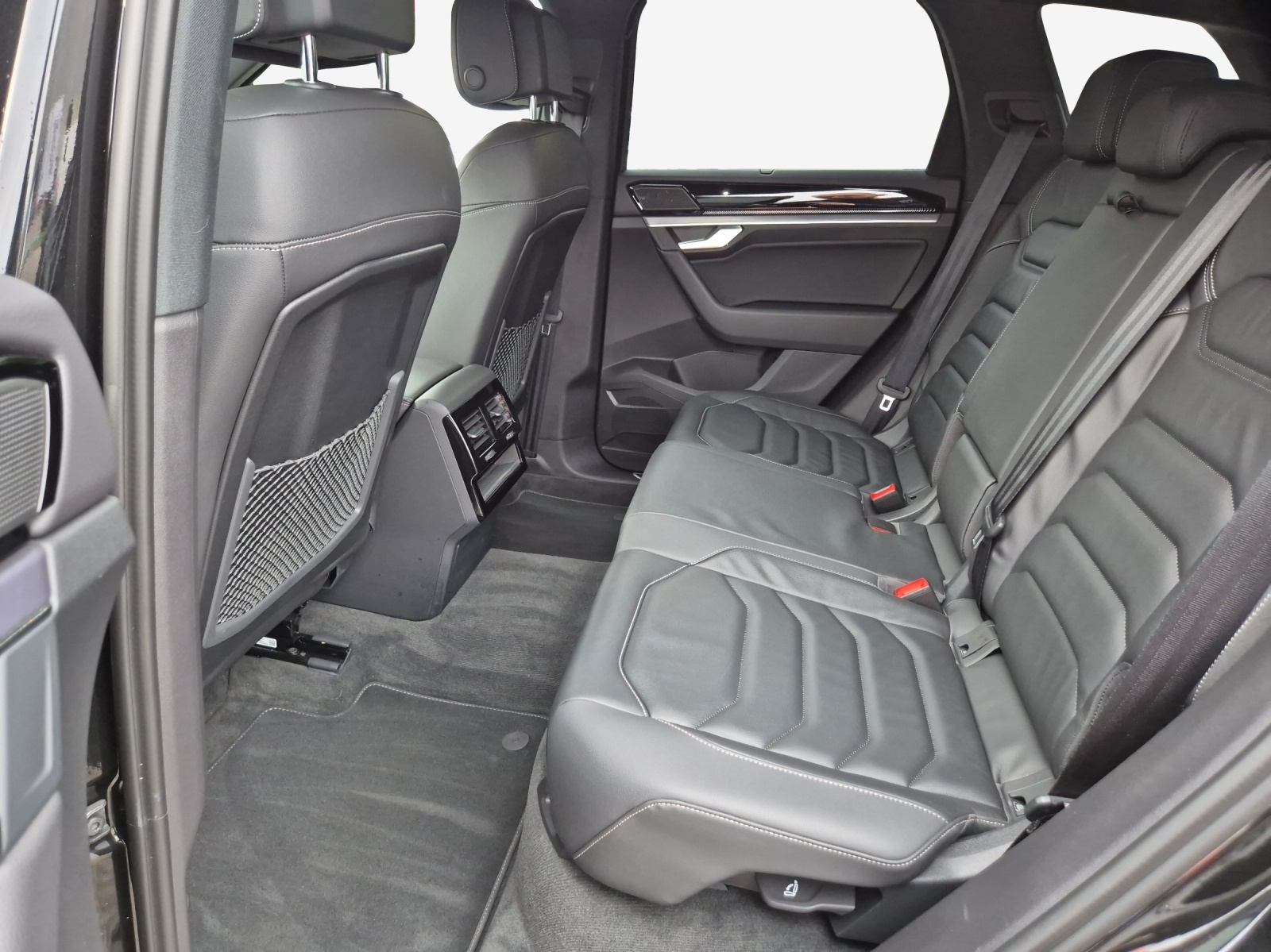 VW Touareg 3.0 TDI R-Line Tiptronic-image-11