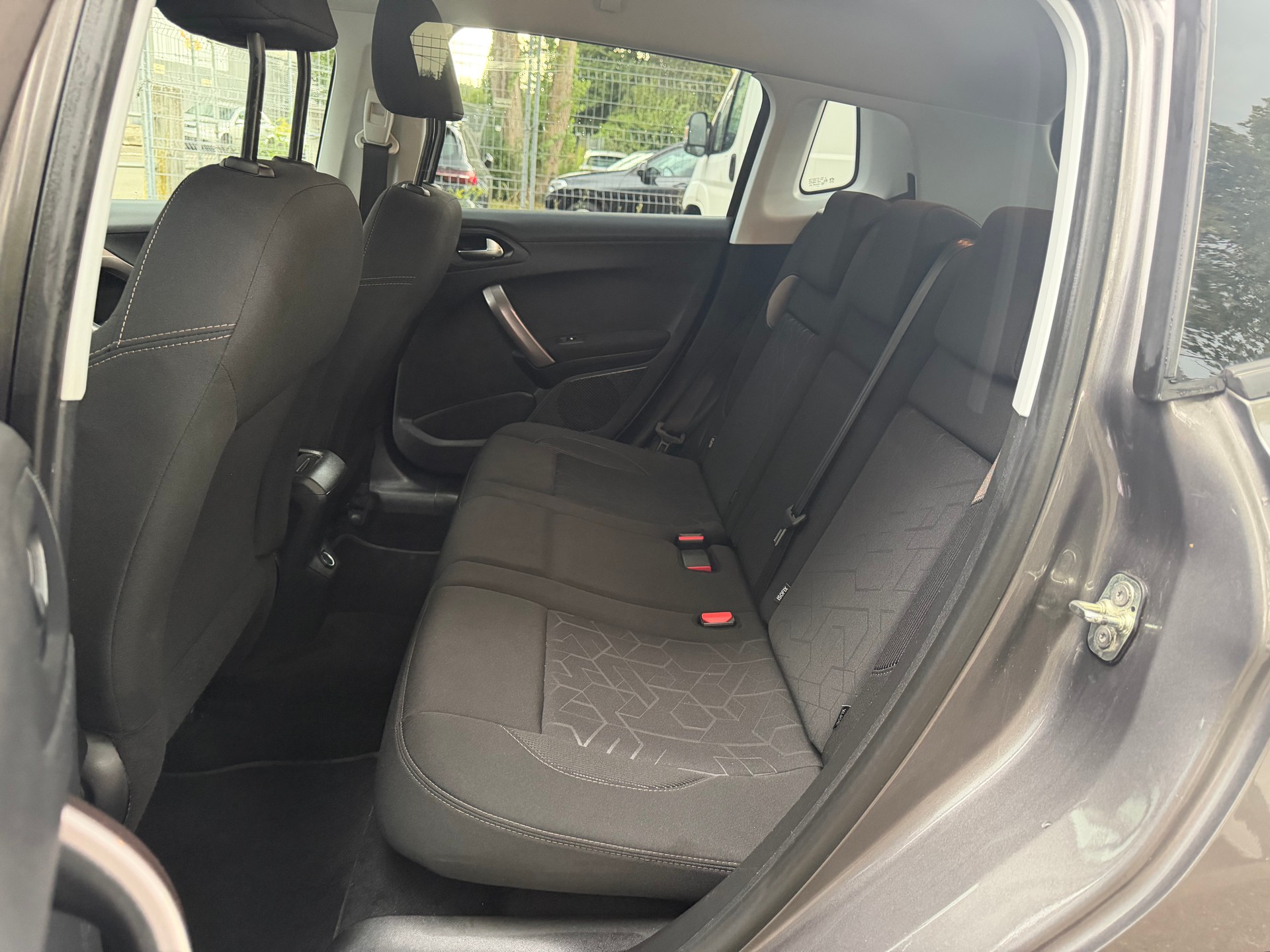 PEUGEOT 2008 1.6 e-HDi Style EGS6 ** Navigation ** Klima-auto ** Tempomat ** PDC H ** Frisch Ab MFK 04.08.2026-image-6