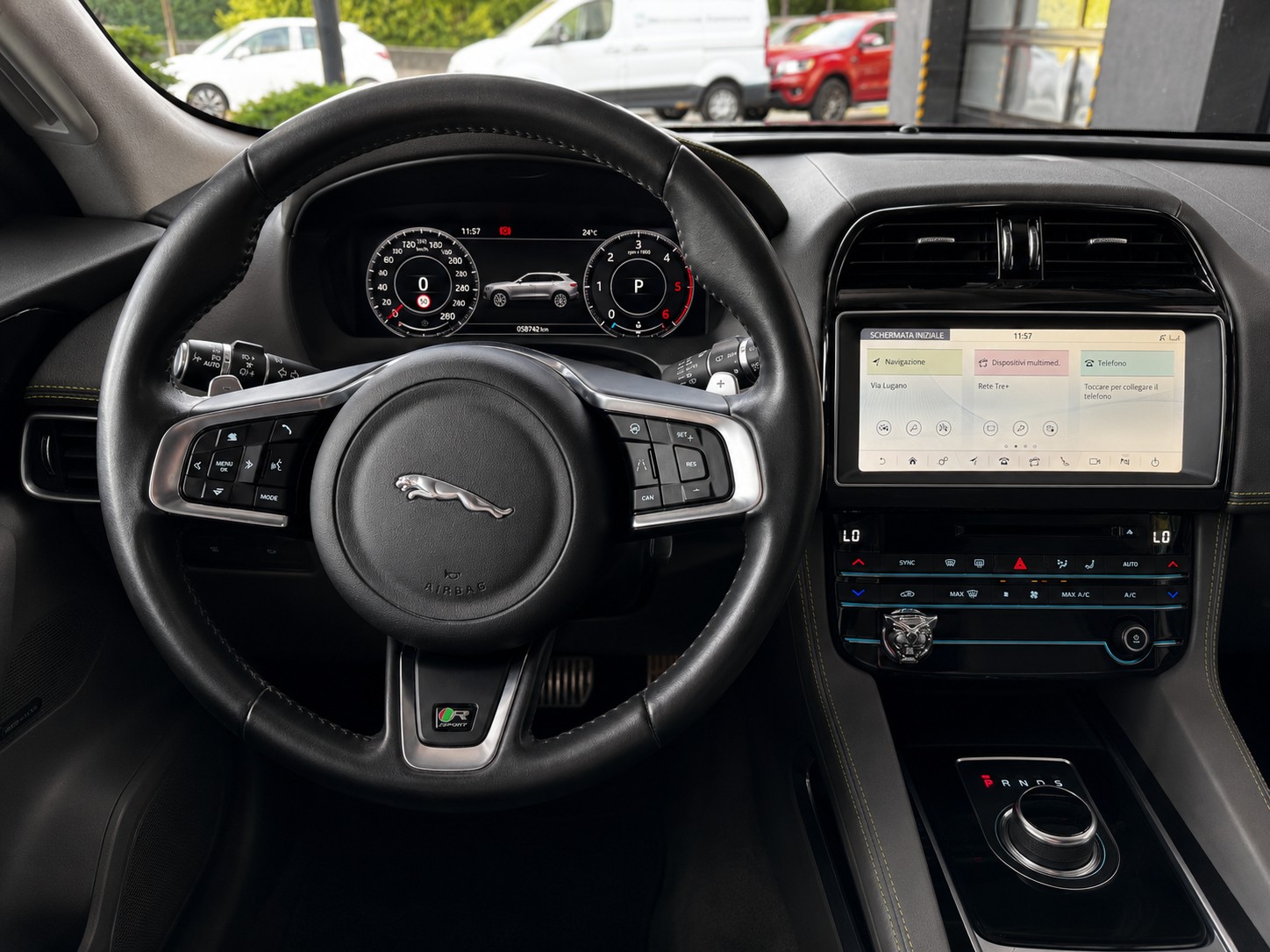 JAGUAR F-Pace 25d R-Sport AWD Automatik-image-15