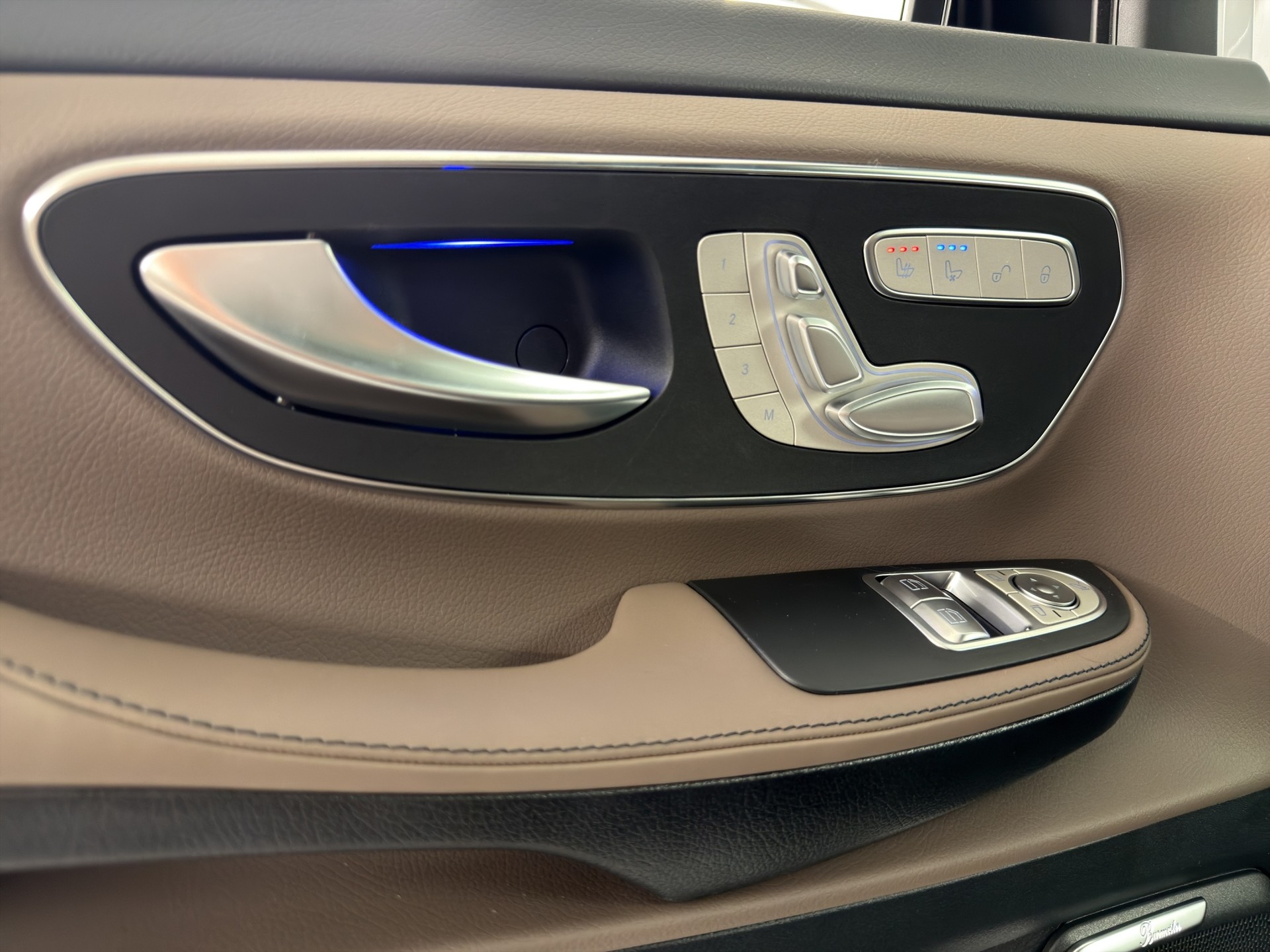 MERCEDES-BENZ V 300 d Swiss Ed. lang 4matic Van-image-15