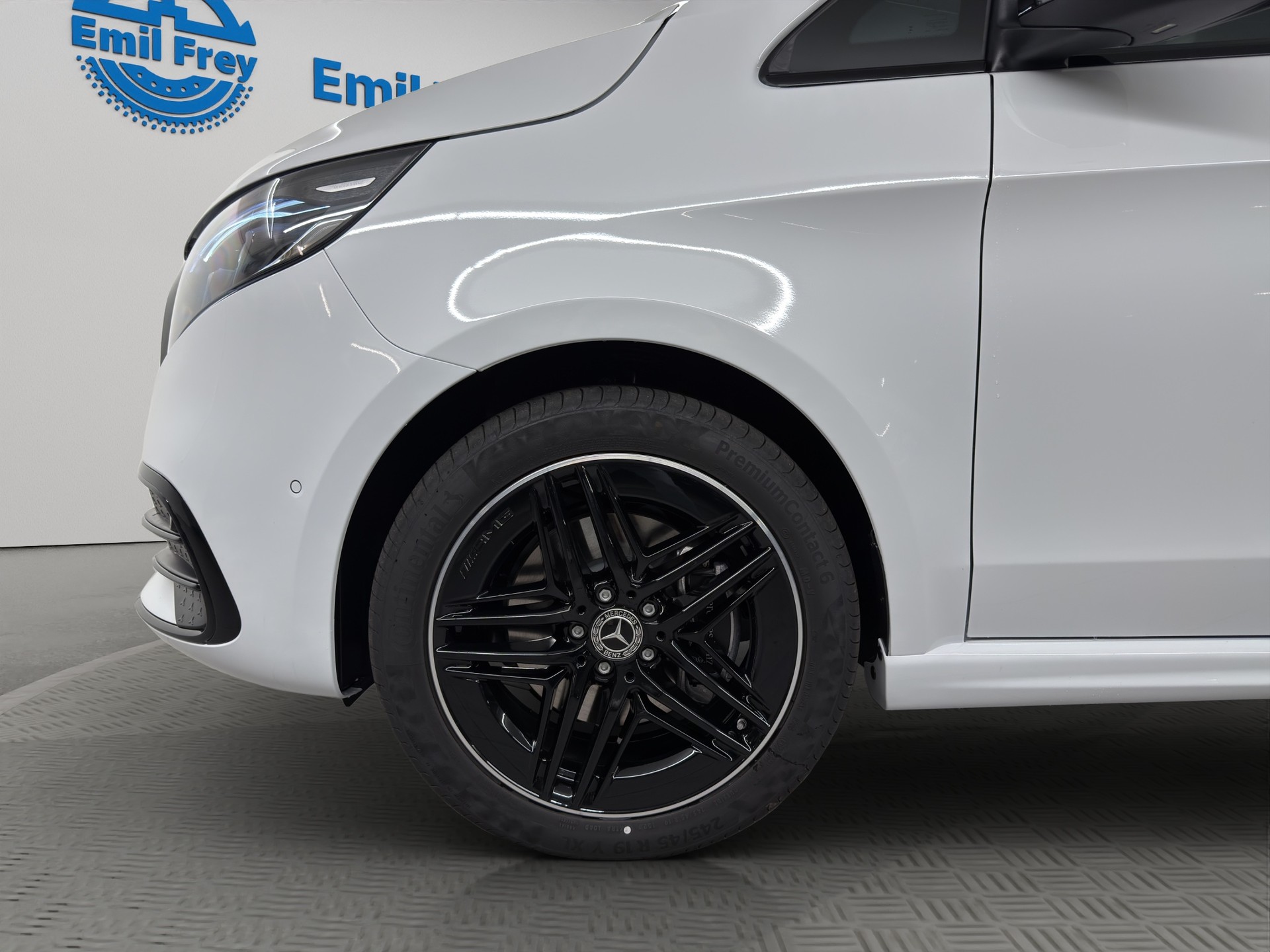 MERCEDES-BENZ V 300 d Swiss Ed. lang 4matic Van-showroom-element-3