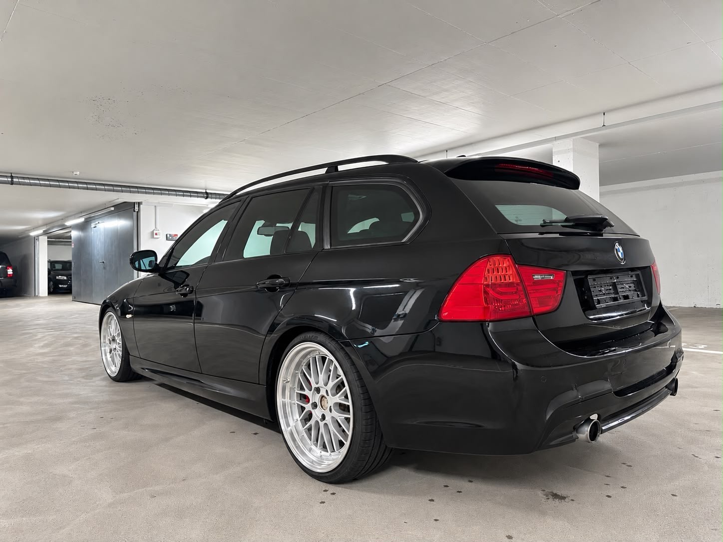 BMW 335i xDrive Touring M- Packet-showroom-element-3