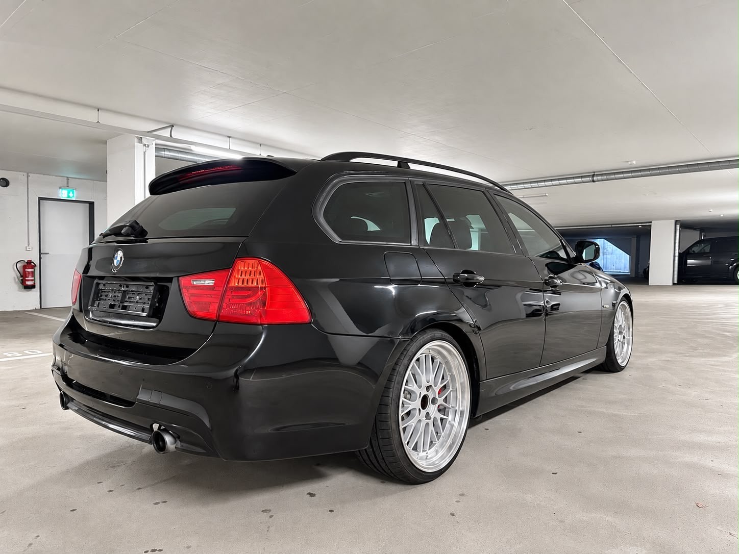 BMW 335i xDrive Touring M- Packet-showroom-element-2
