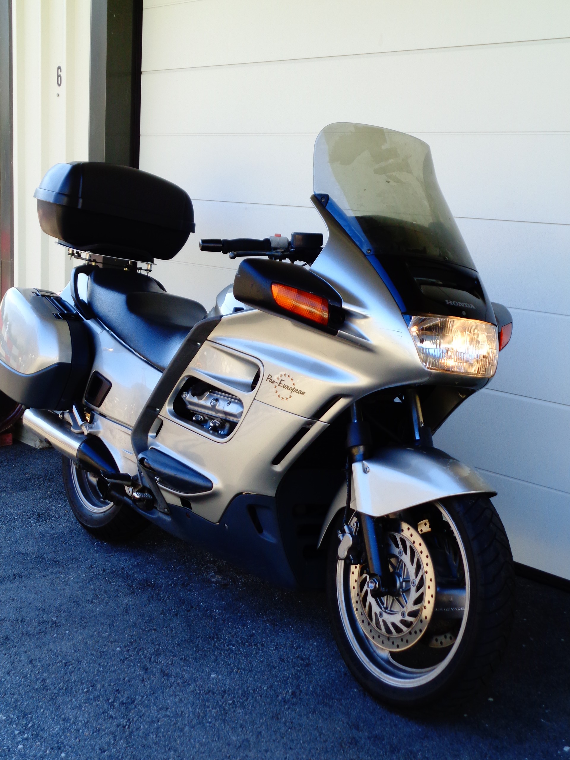 HONDA ST 1100 Pan-European-showroom-element-1