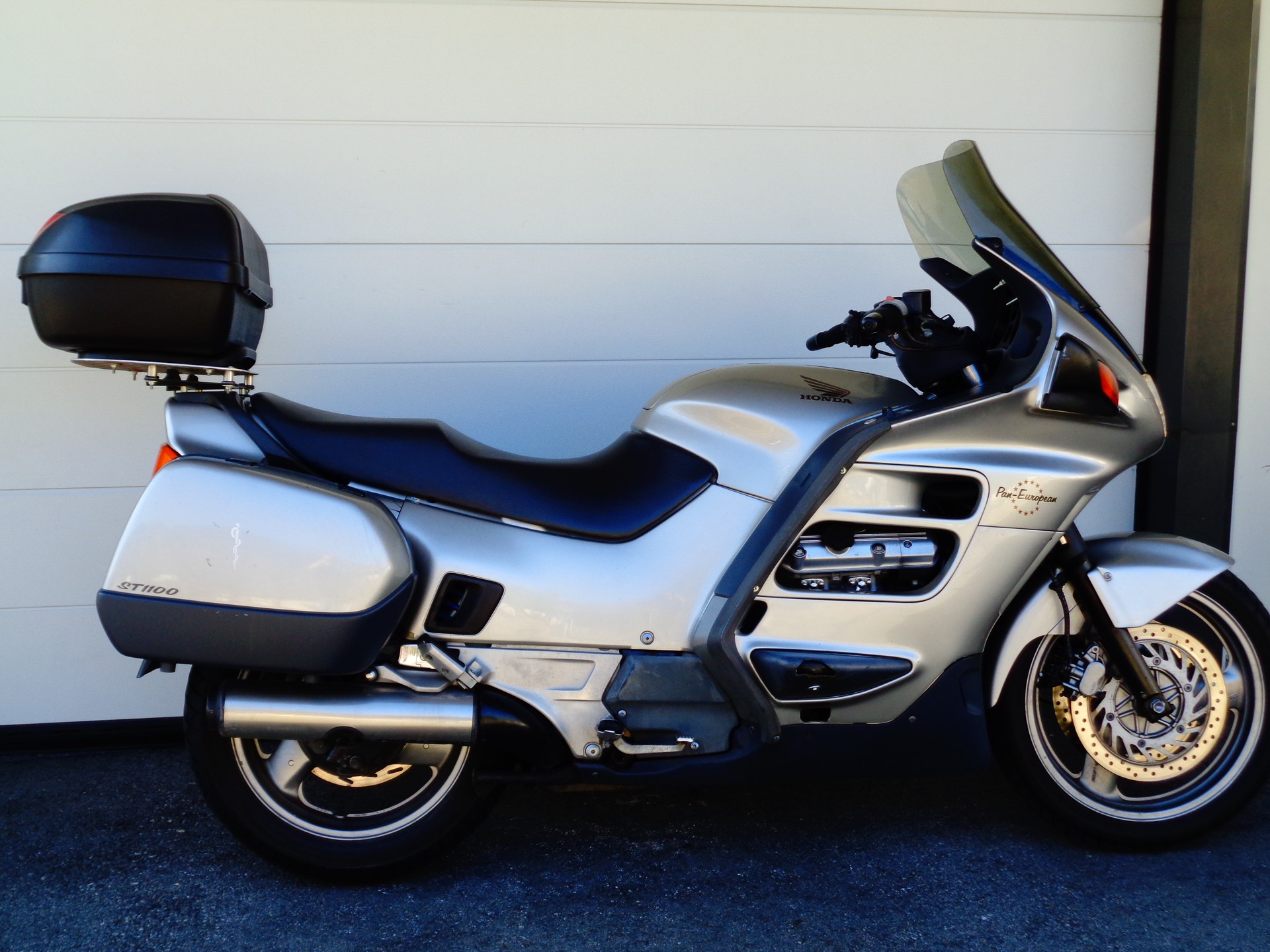 HONDA ST 1100 Pan-European-showroom-element-2