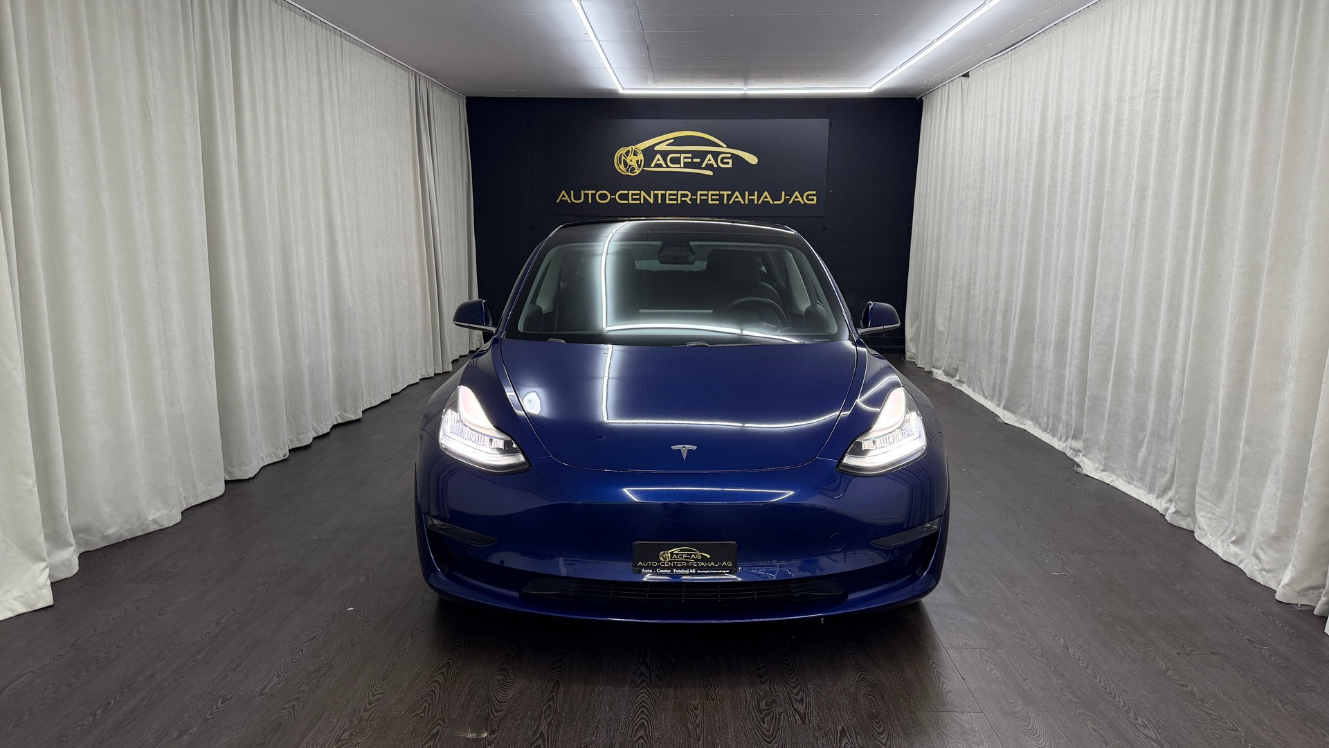 TESLA Model 3 Long Range Dual Motor AWD-showroom-element-1