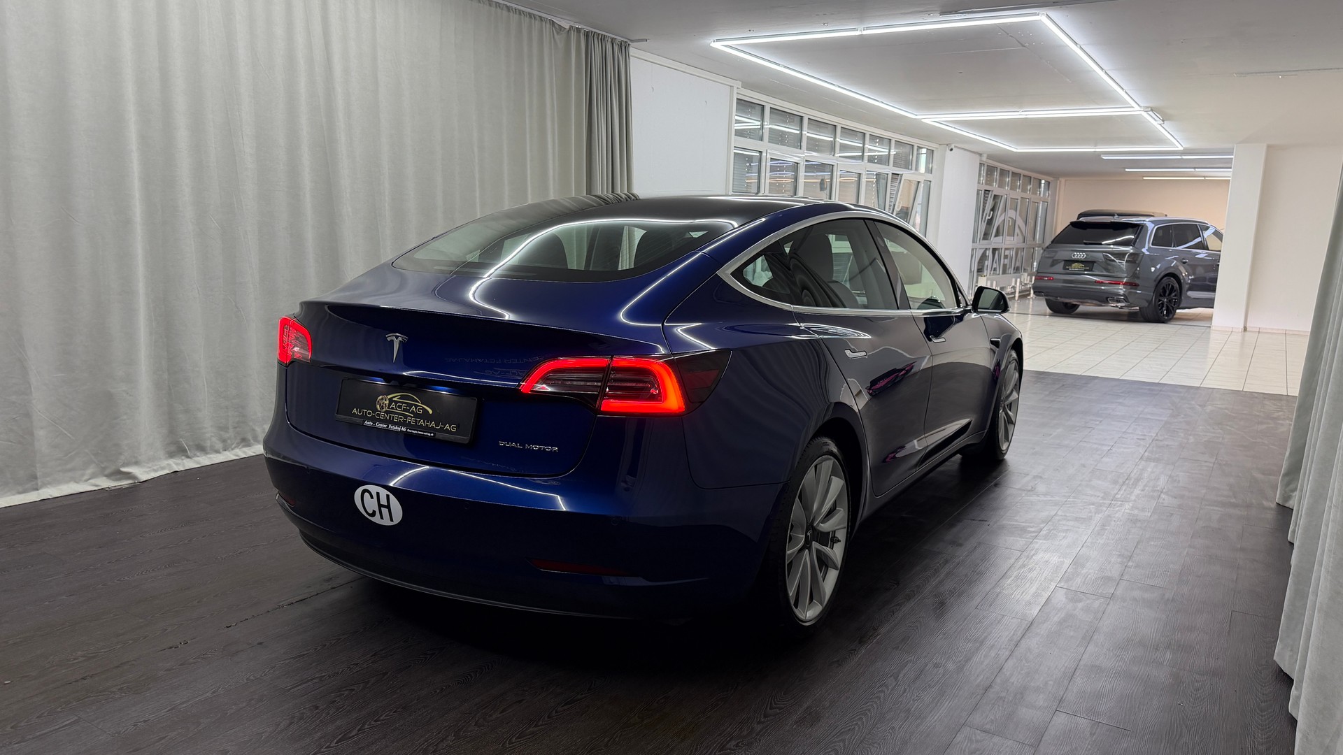 TESLA Model 3 Long Range Dual Motor AWD-showroom-element-3