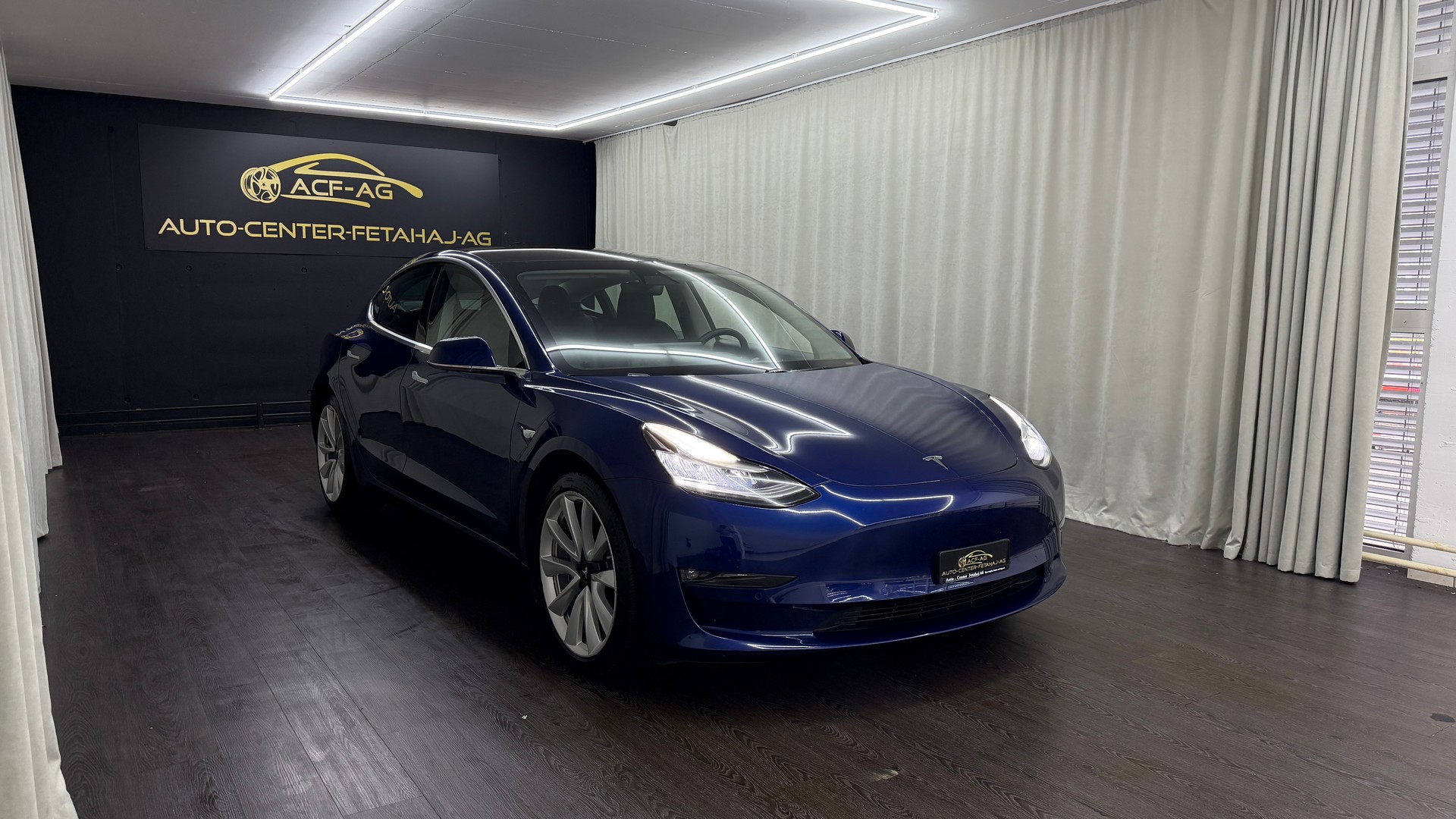 TESLA Model 3 Long Range Dual Motor AWD-showroom-element-2
