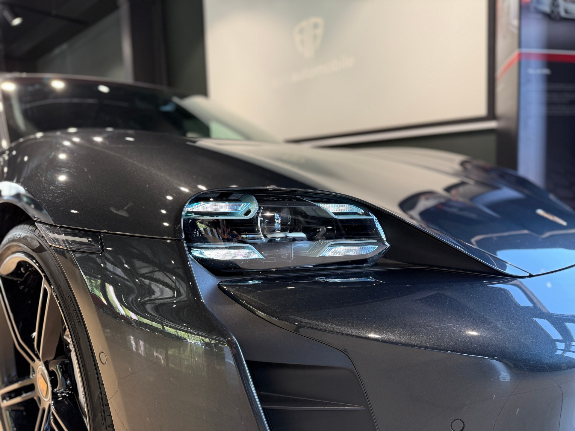 PORSCHE Taycan Turbo-showroom-element-2