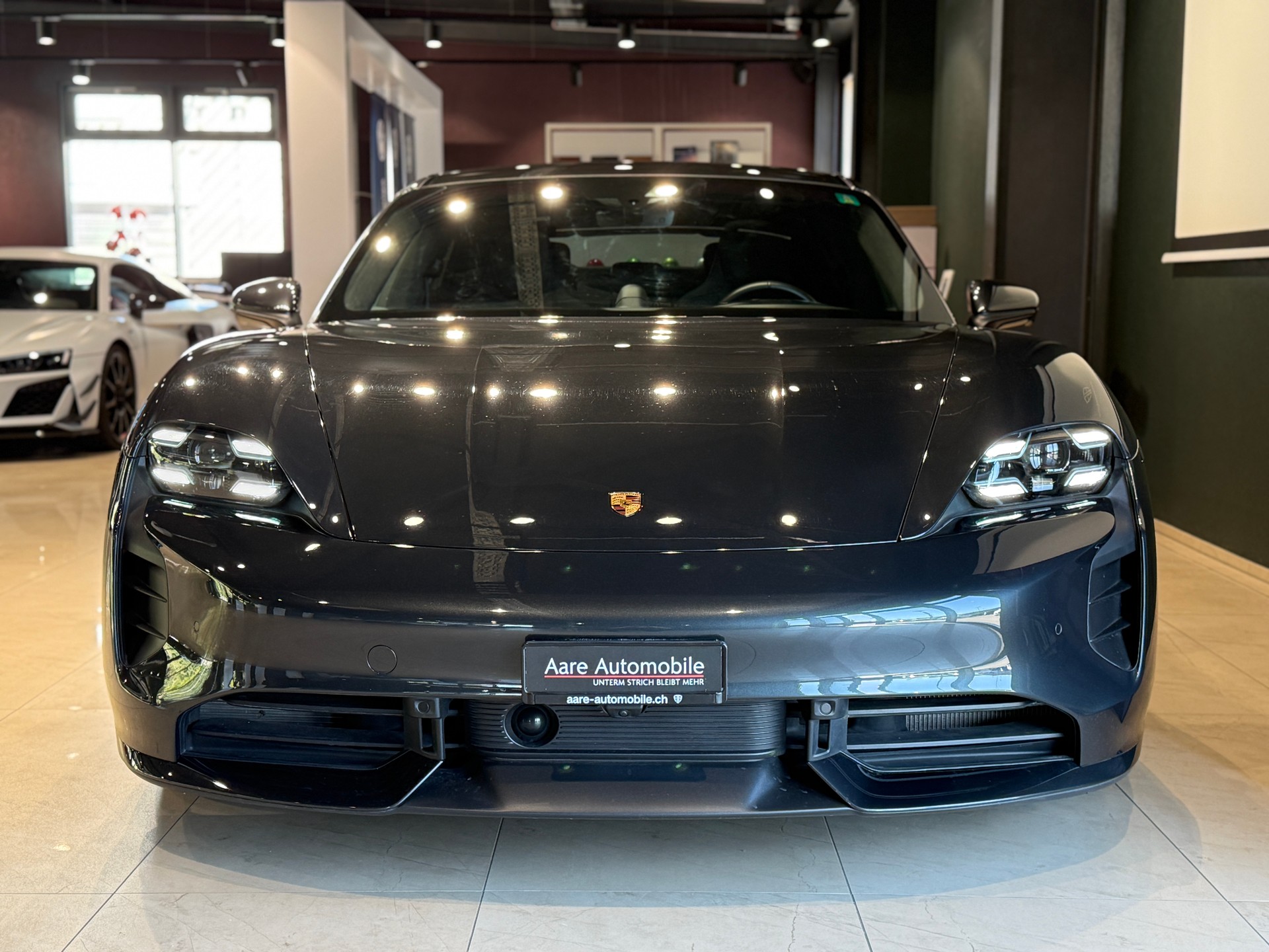 PORSCHE Taycan Turbo-showroom-element-1