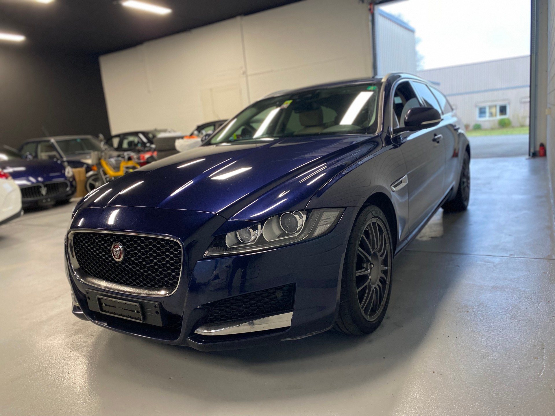 JAGUAR XF 20d R-Sport AWD Automatic-image-5