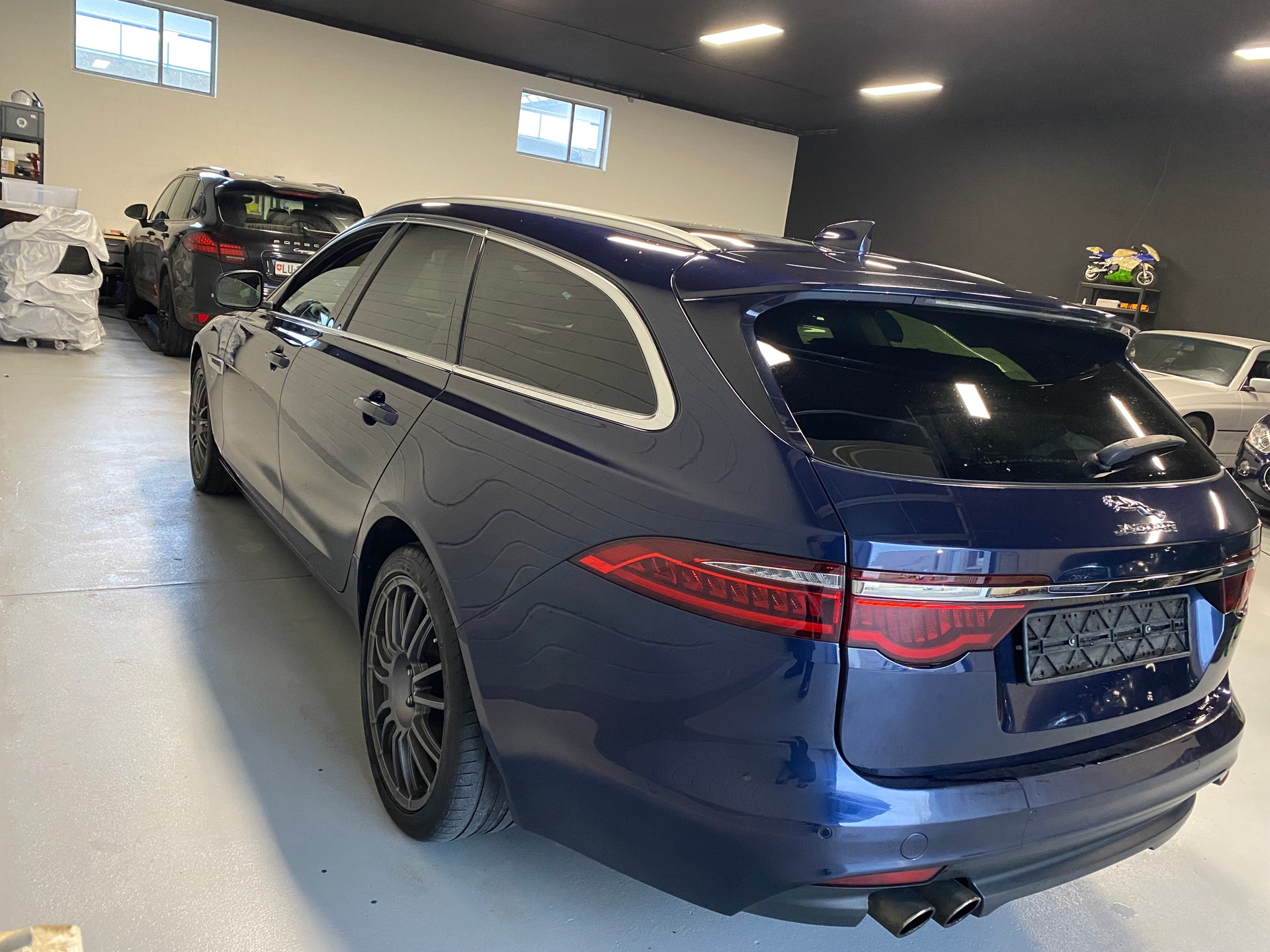 JAGUAR XF 20d R-Sport AWD Automatic-image-9