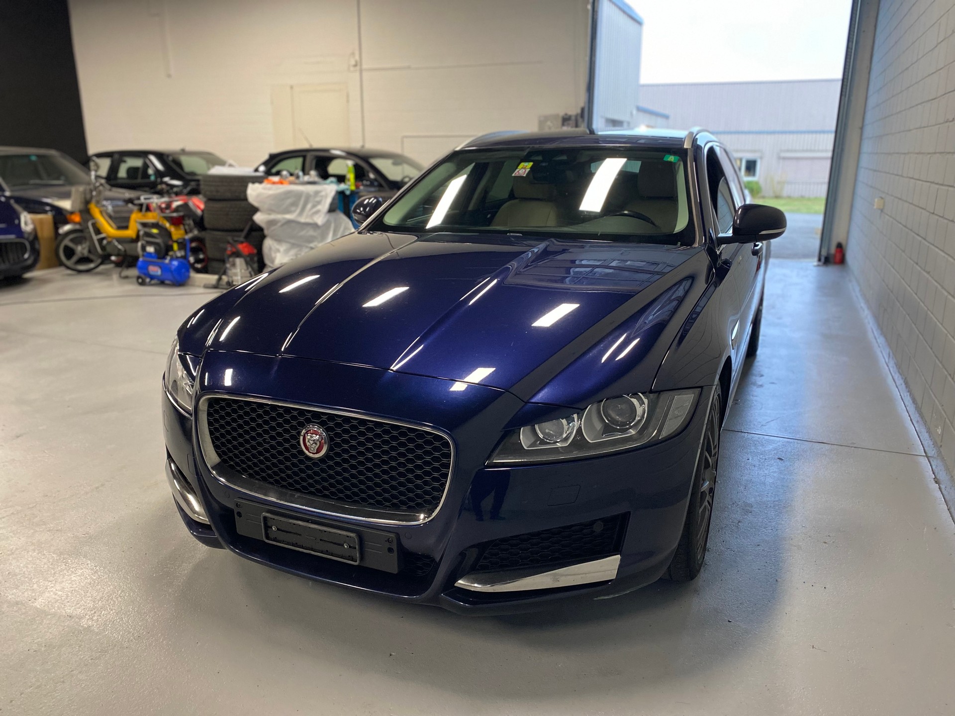 JAGUAR XF 20d R-Sport AWD Automatic-image-4