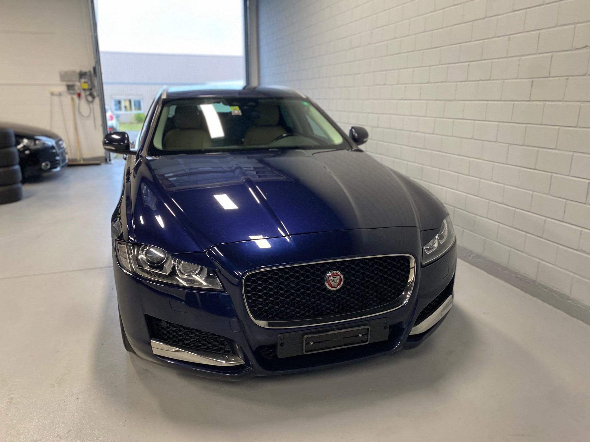 JAGUAR XF 20d R-Sport AWD Automatic-image-3
