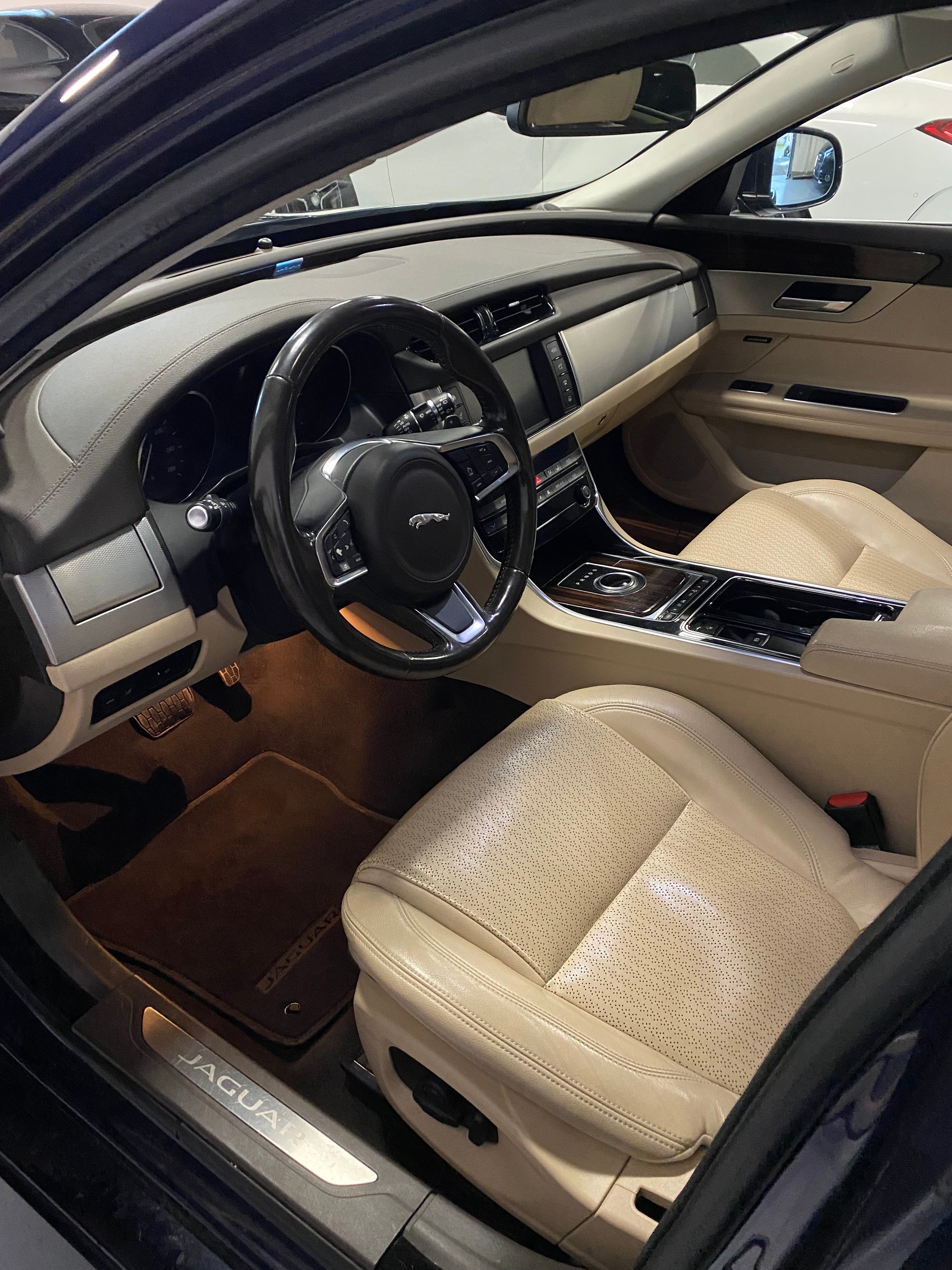 JAGUAR XF 20d R-Sport AWD Automatic-image-11