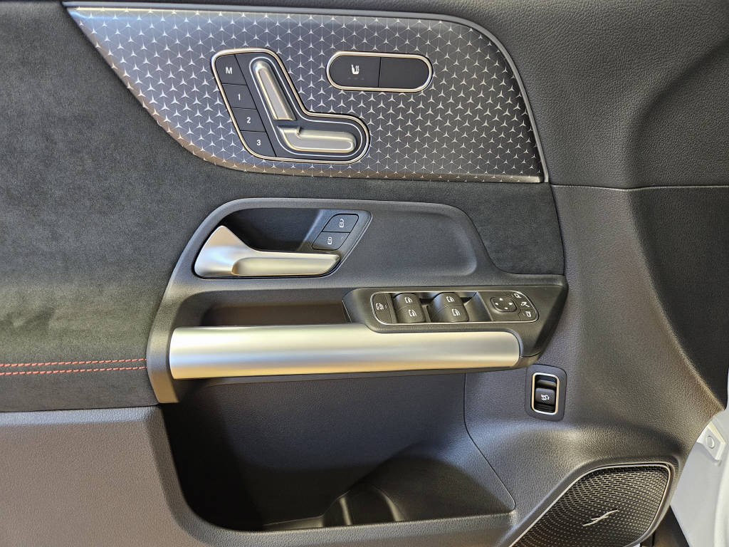 MERCEDES-BENZ EQA 350 4Matic AMG Line Swiss Star-image-8