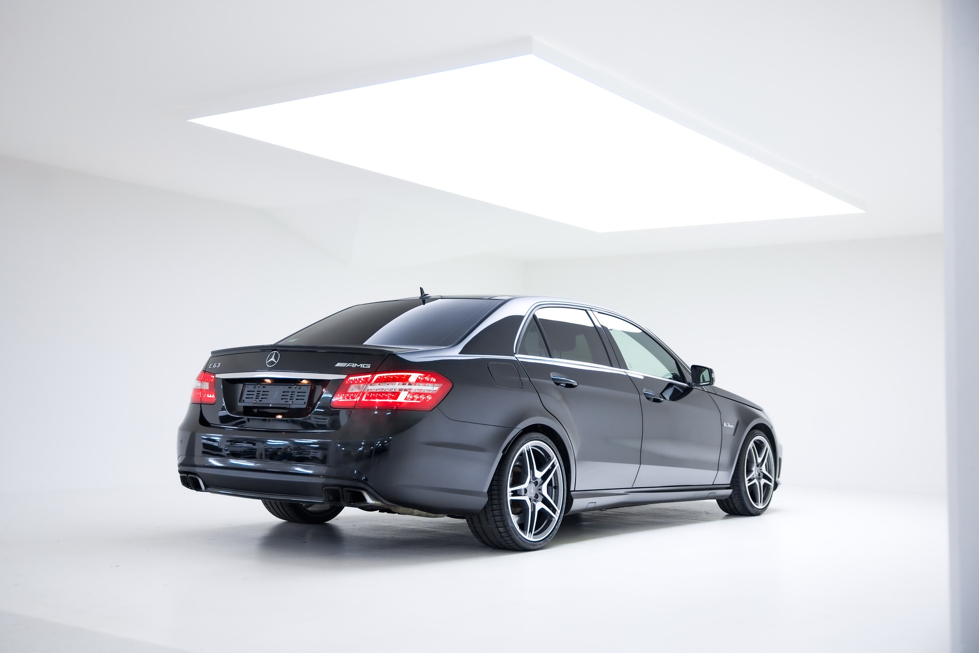 MERCEDES-BENZ E 63 AMG Speedshift MCT-showroom-element-1