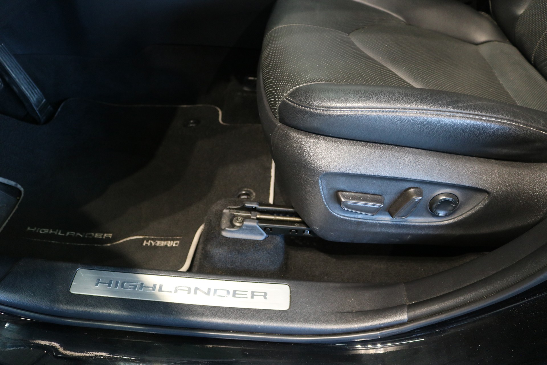 TOYOTA Highlander 2.5 HSD Premium e-CVT-image-45