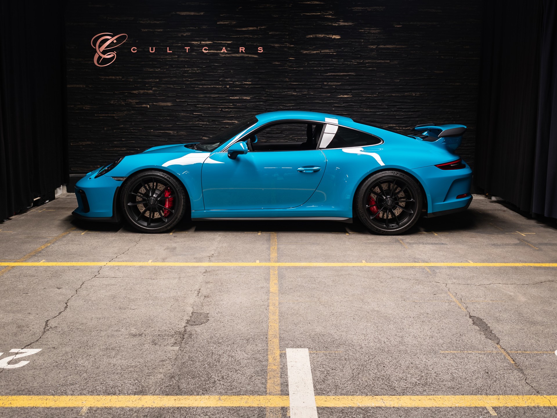 PORSCHE 911 GT3-showroom-element-1
