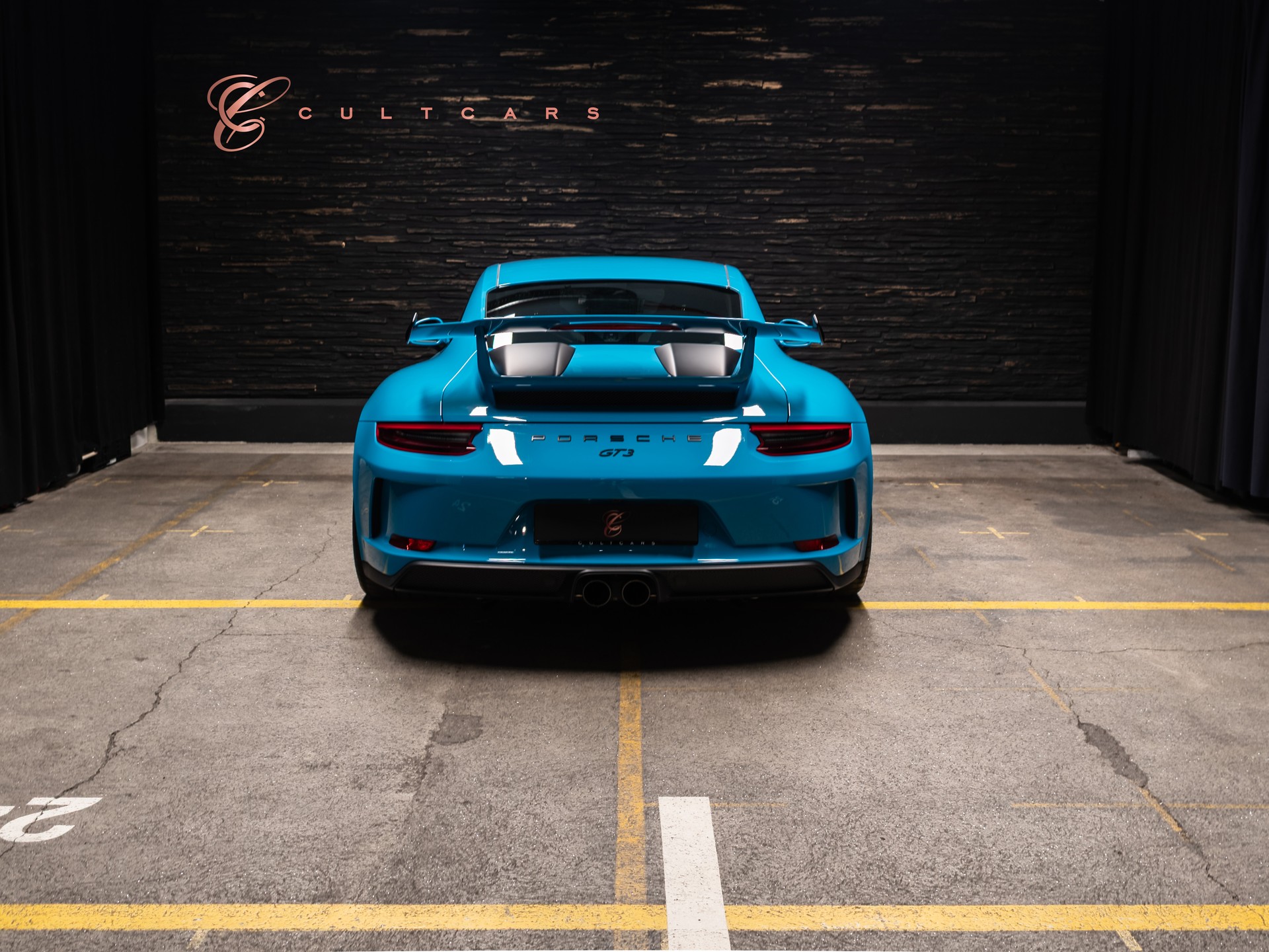 PORSCHE 911 GT3-showroom-element-3
