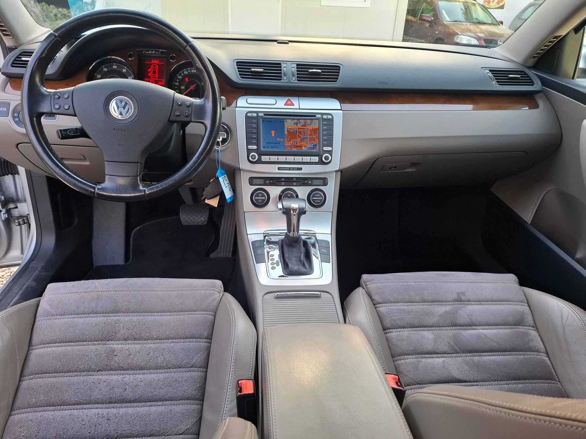 VW Passat 3.2 V6 FSI Comfortline 4Motion-image-9