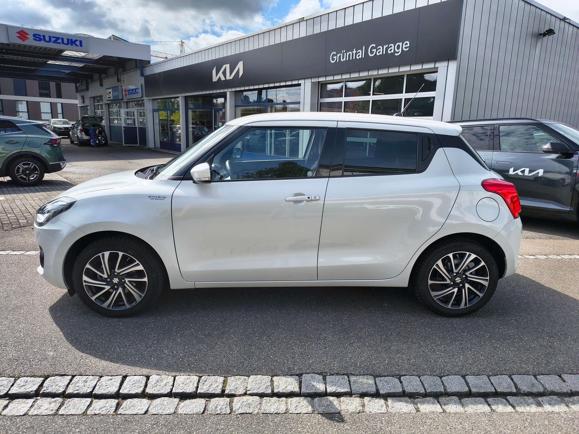 SUZUKI Swift 1.2 Compact Top Hybrid-image-1