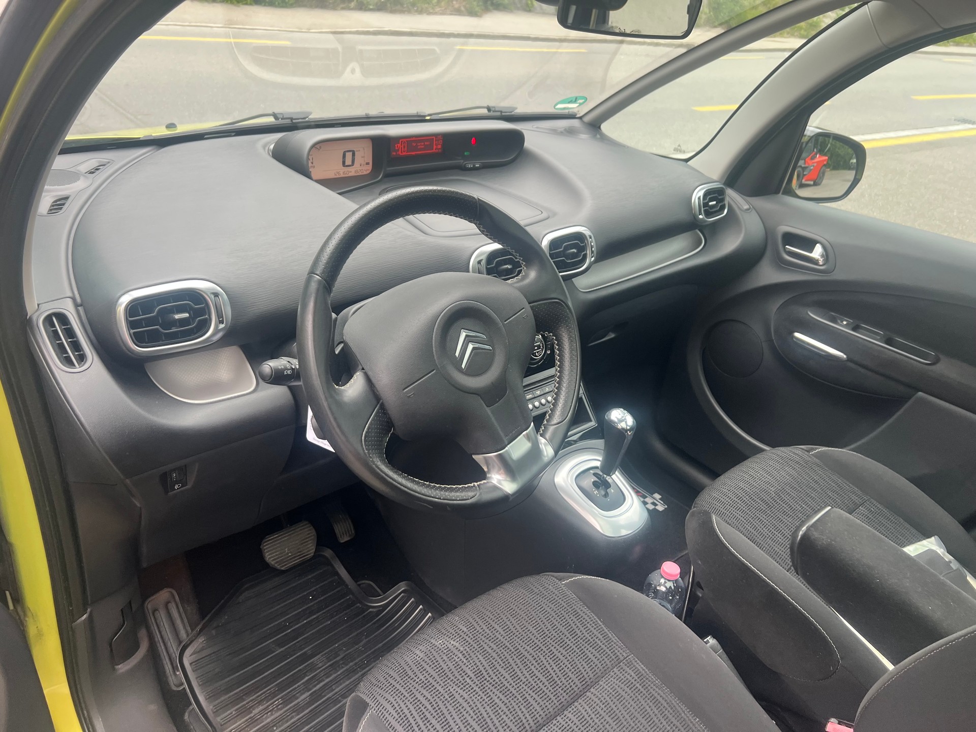 CITROEN C3 Picasso 1.6 HDi Exclusive EGS6-image-8