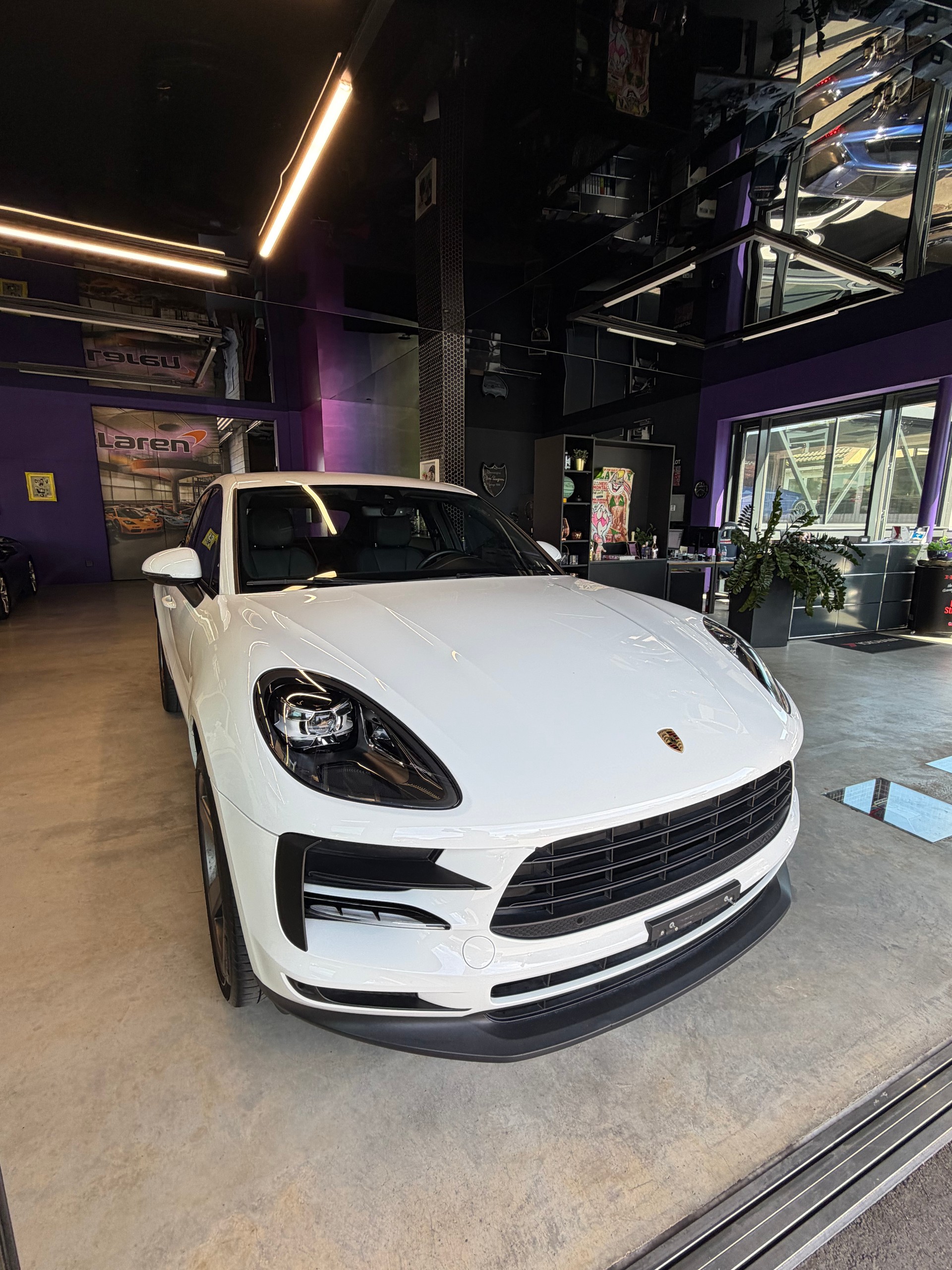PORSCHE Macan PDK-showroom-element-1