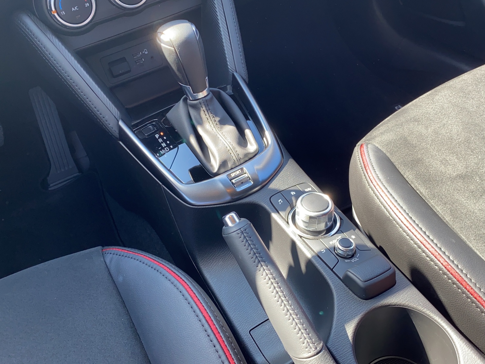 MAZDA 2 SKYACTIV-G 90 Homura Aka Automat-image-14