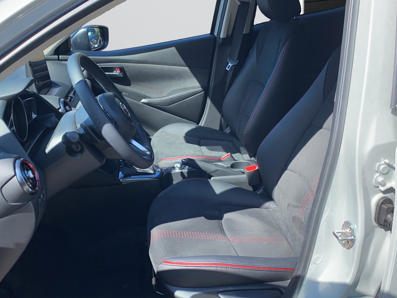 MAZDA 2 SKYACTIV-G 90 Homura Aka Automat-image-7