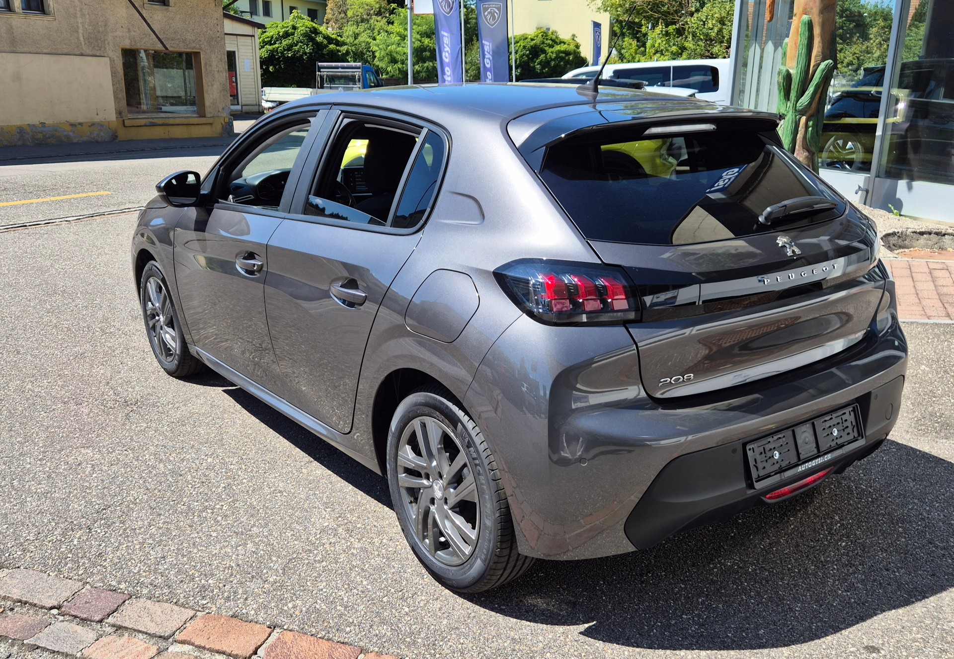 PEUGEOT 208 1.2 Sport MT-image-1