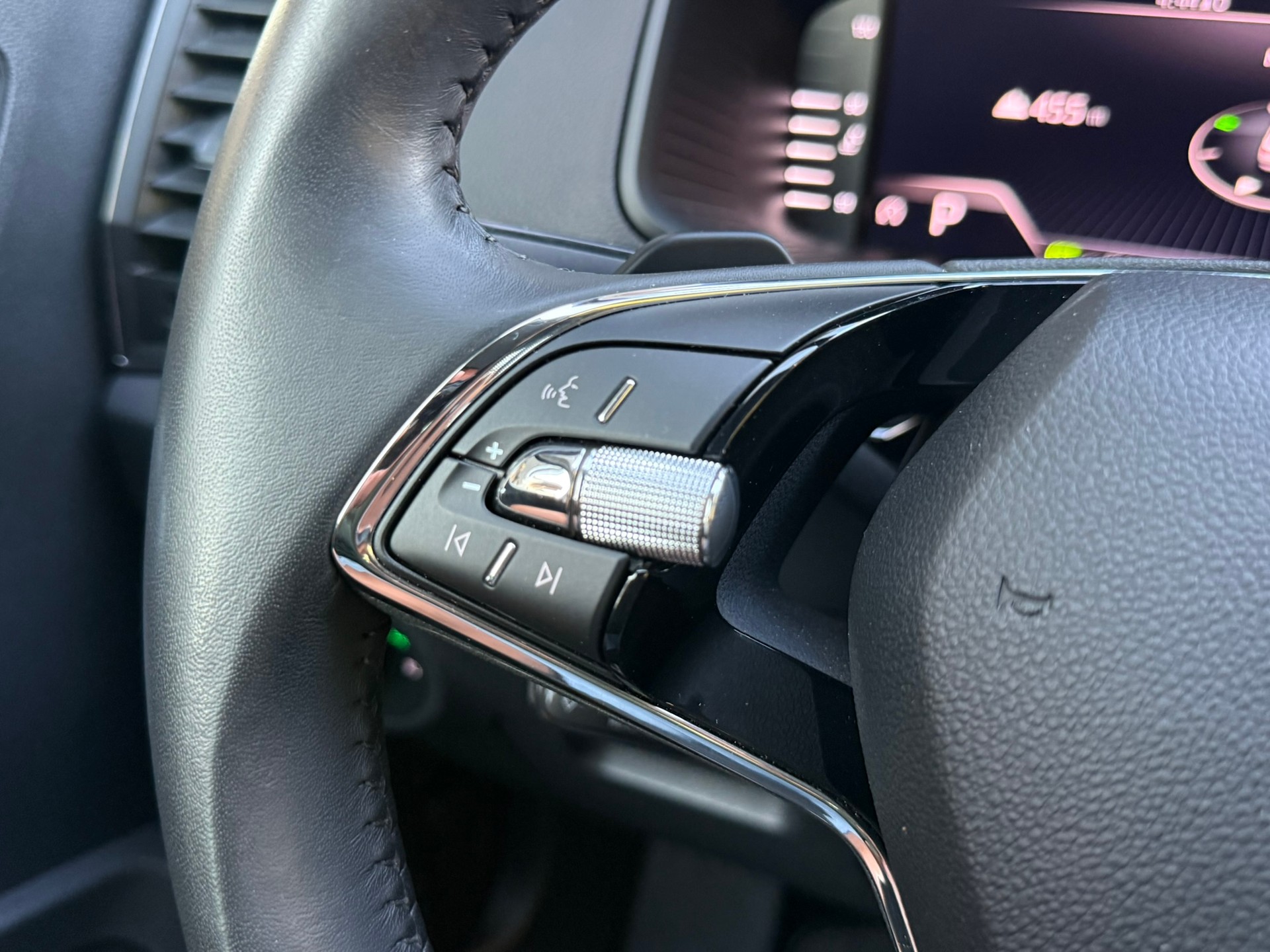 SKODA Karoq 1.5 TSI Ambition DSG-image-15