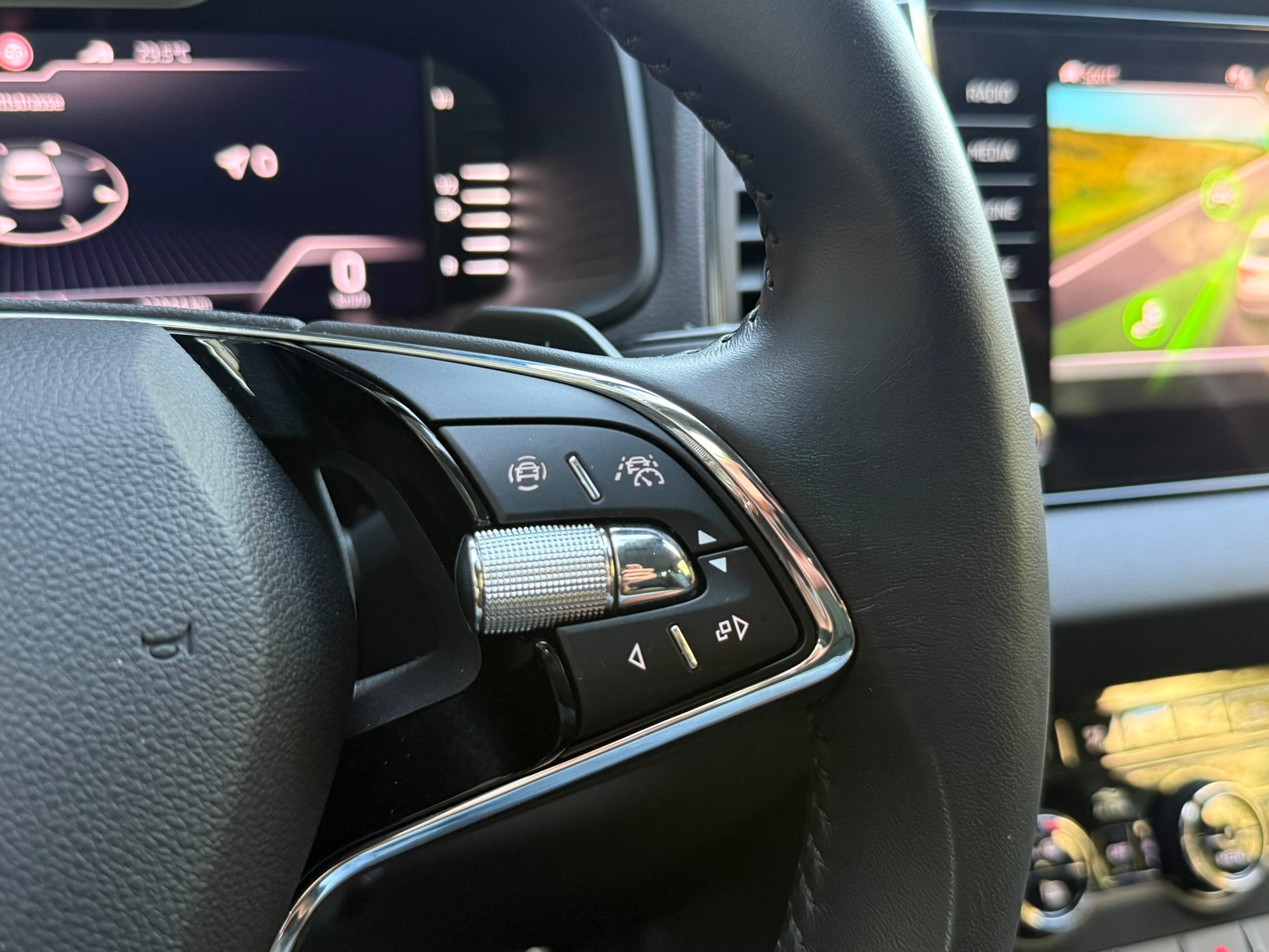 SKODA Karoq 1.5 TSI Ambition DSG-image-14