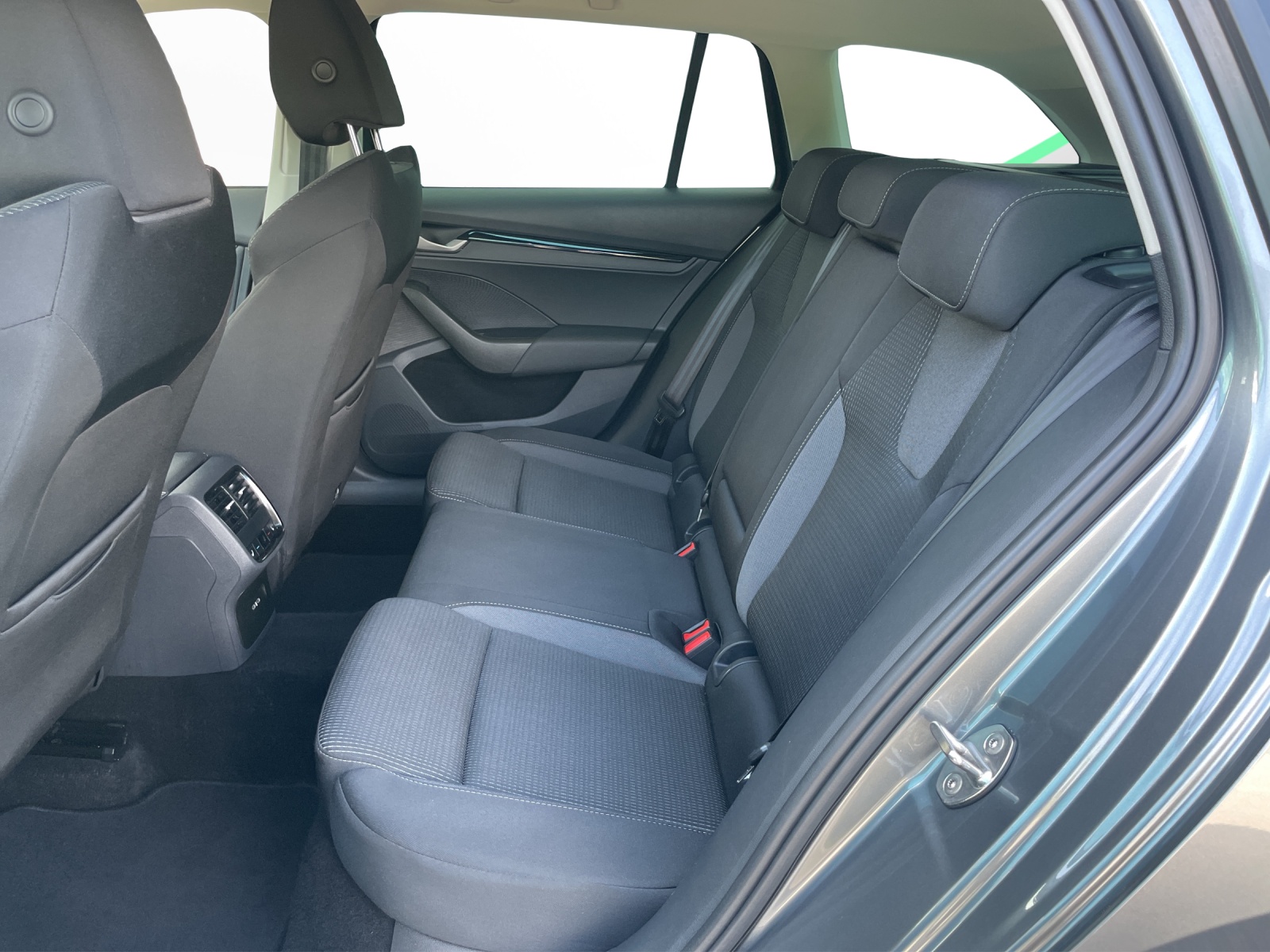 SKODA Octavia Combi 1.5 TSI mHEV DSG Selection-image-13