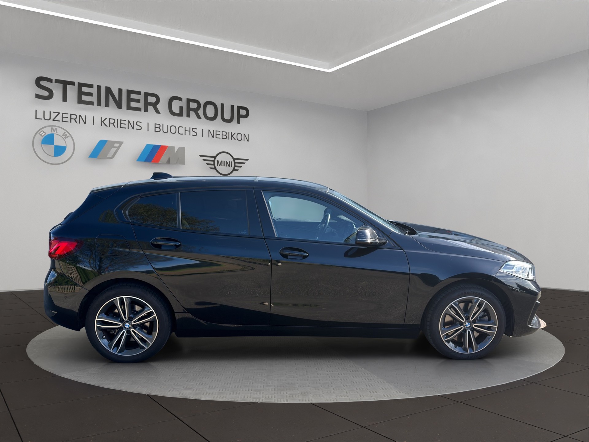 BMW 120d xDrive Steptronic Sport Line-showroom-element-3